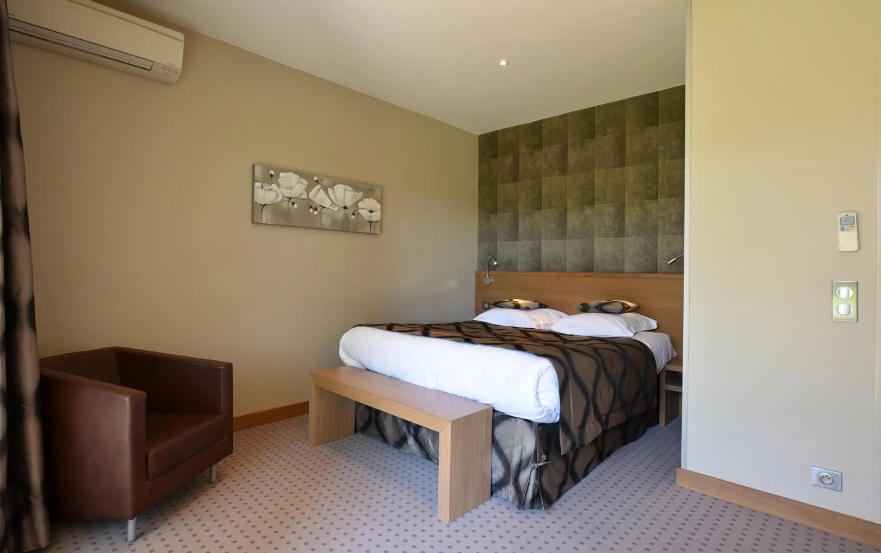 Toilet in Hôtel Carcarille Restaurant Le C