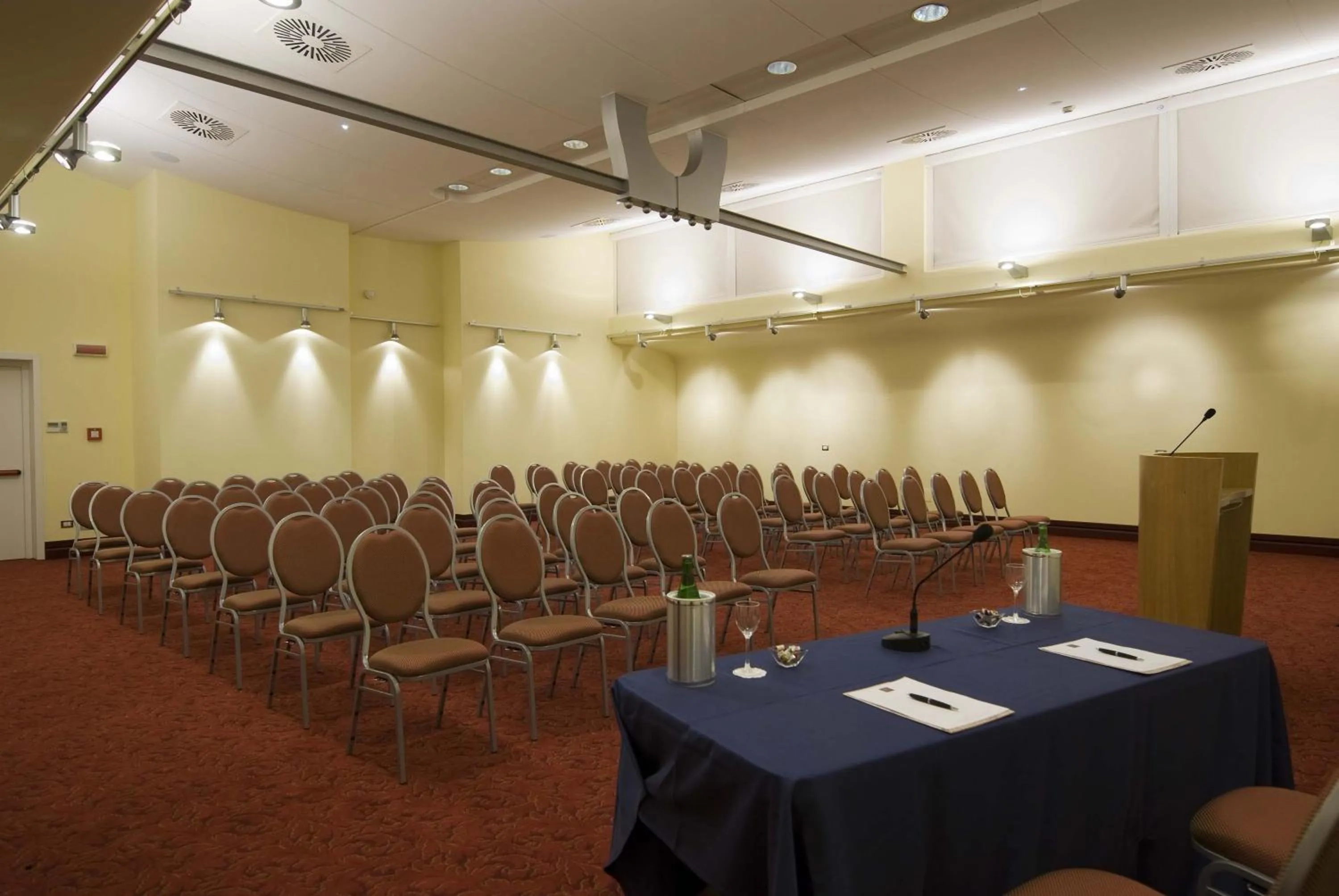 Business facilities in JR Hotels Oriente Bari