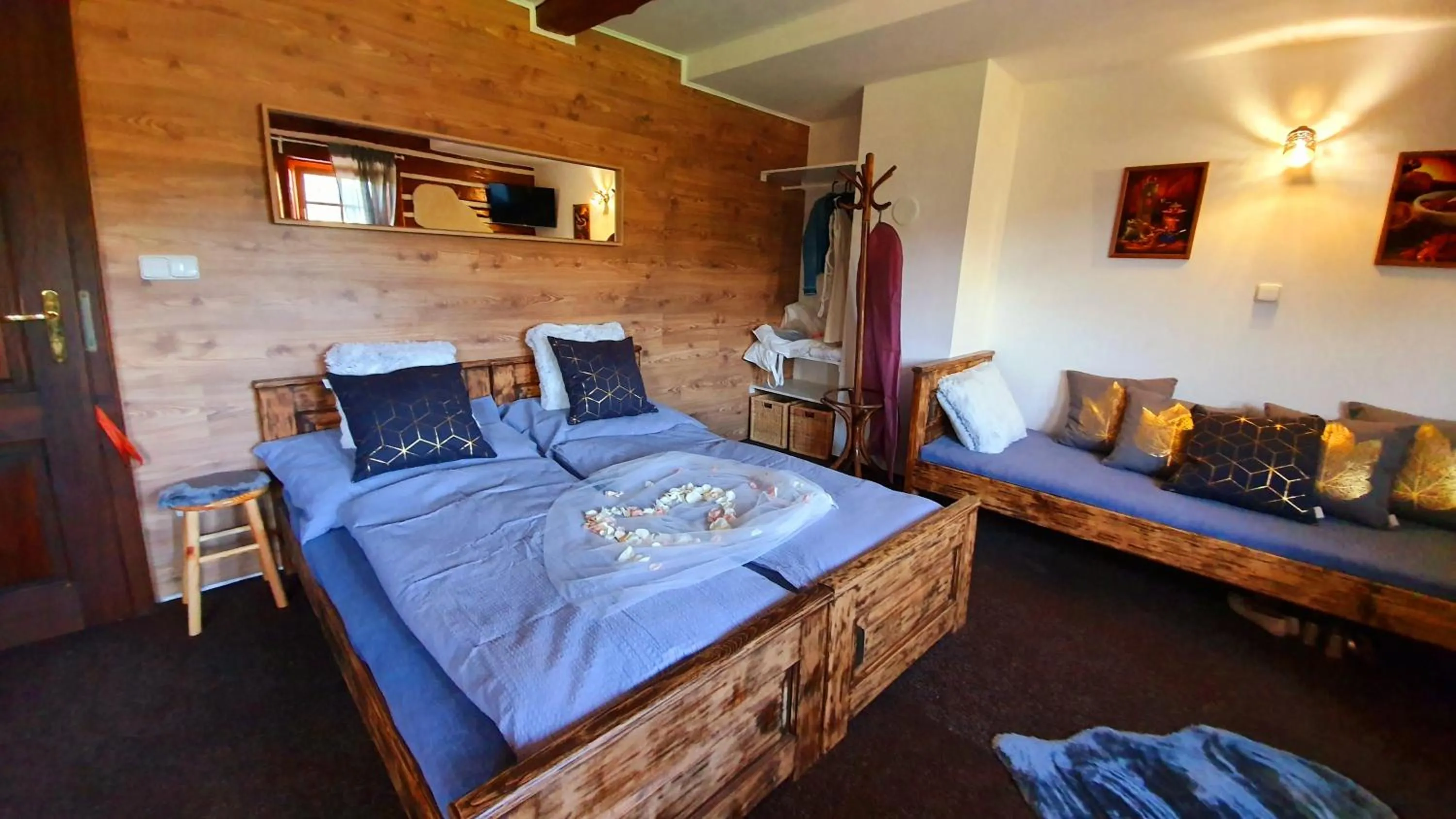 Property building, Bed in Horský hotel Kolínská bouda