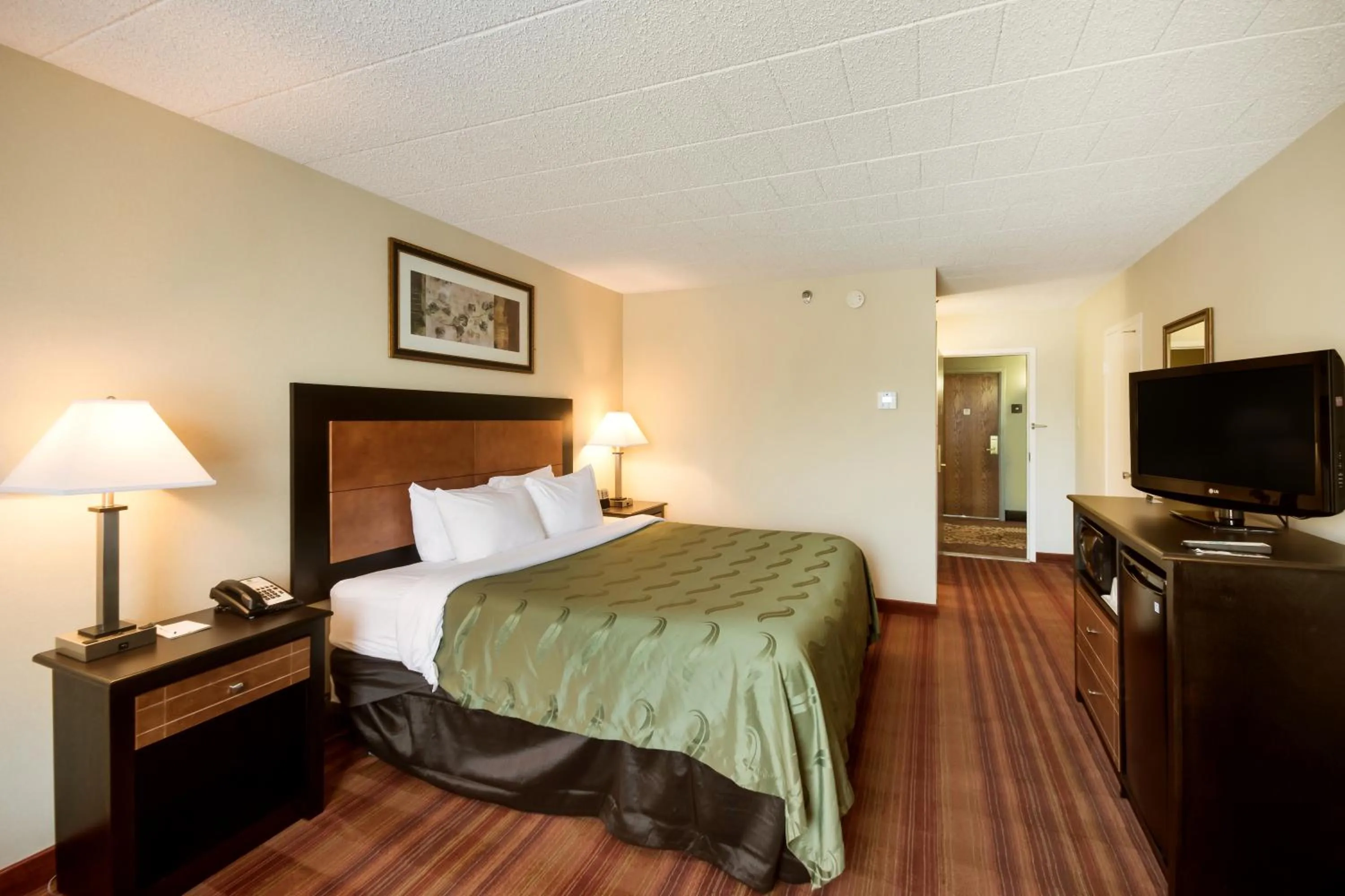 Bedroom, Bed in Chester Hotel and Conference Center