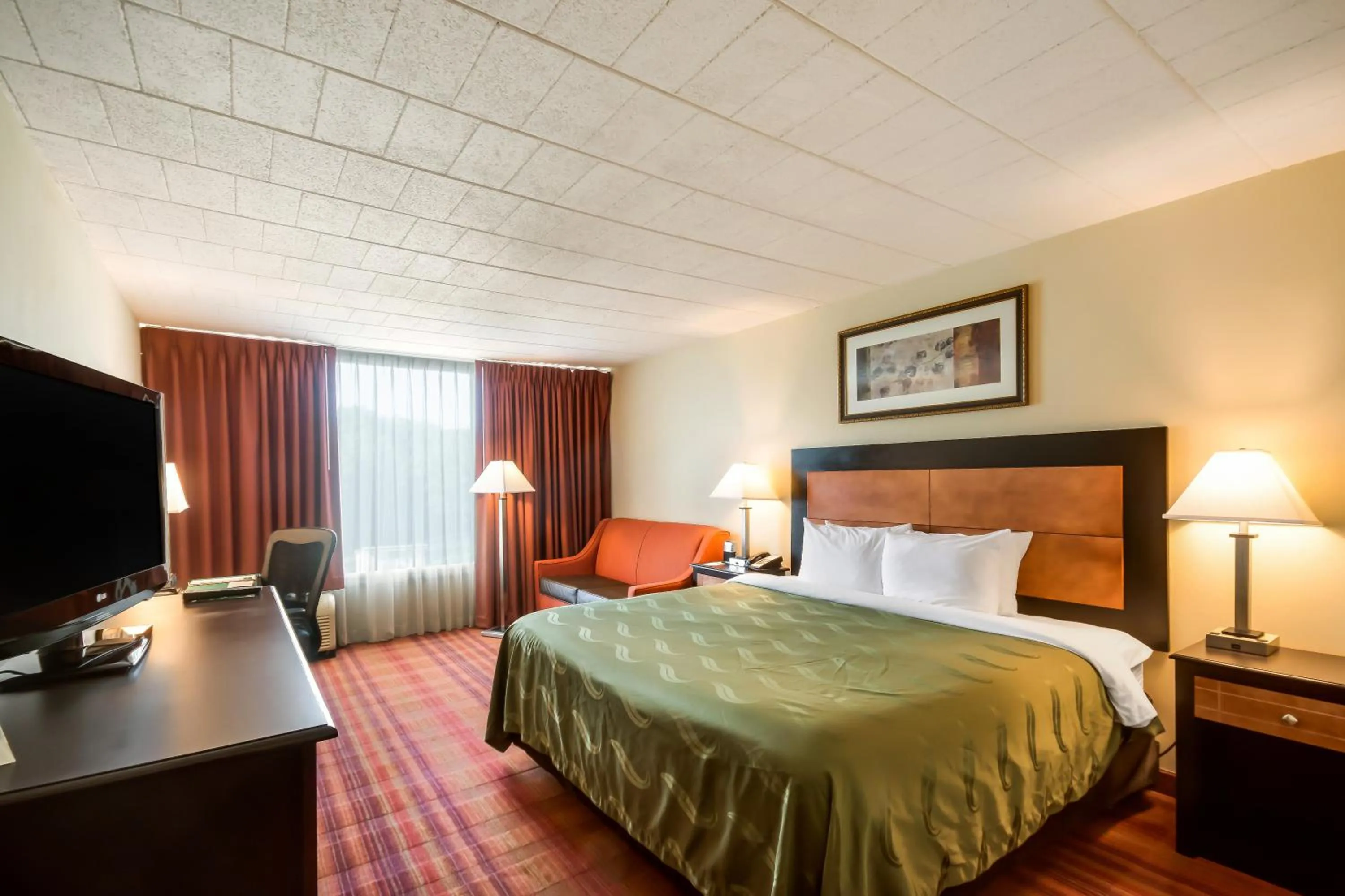 Bedroom, Bed in Chester Hotel and Conference Center