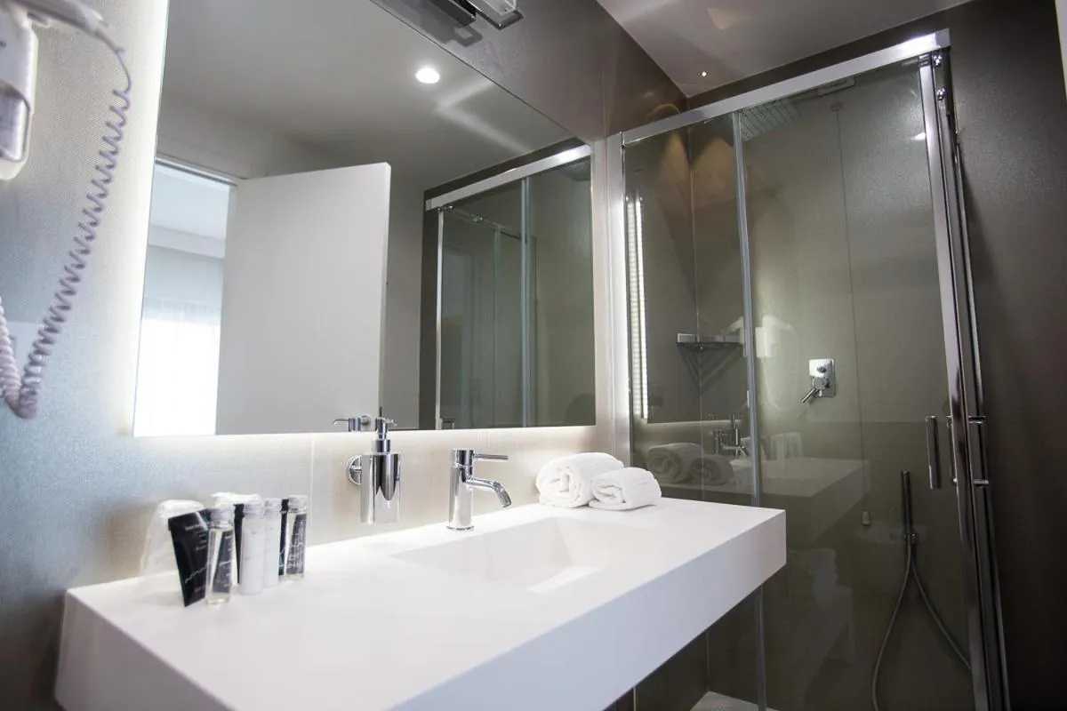 Shower in Hotel Monte Sarago