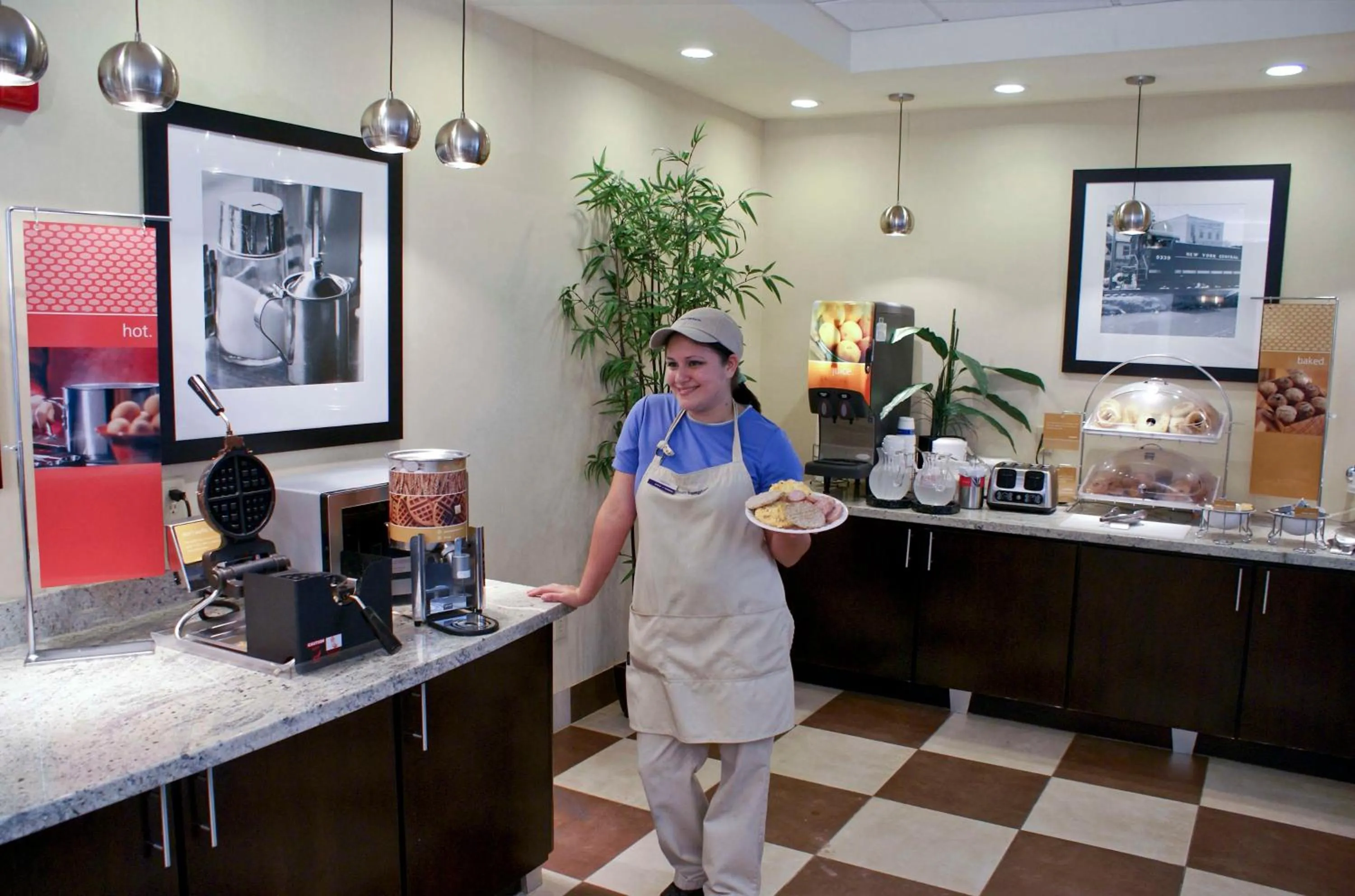 Dining area in Hampton Inn Orange