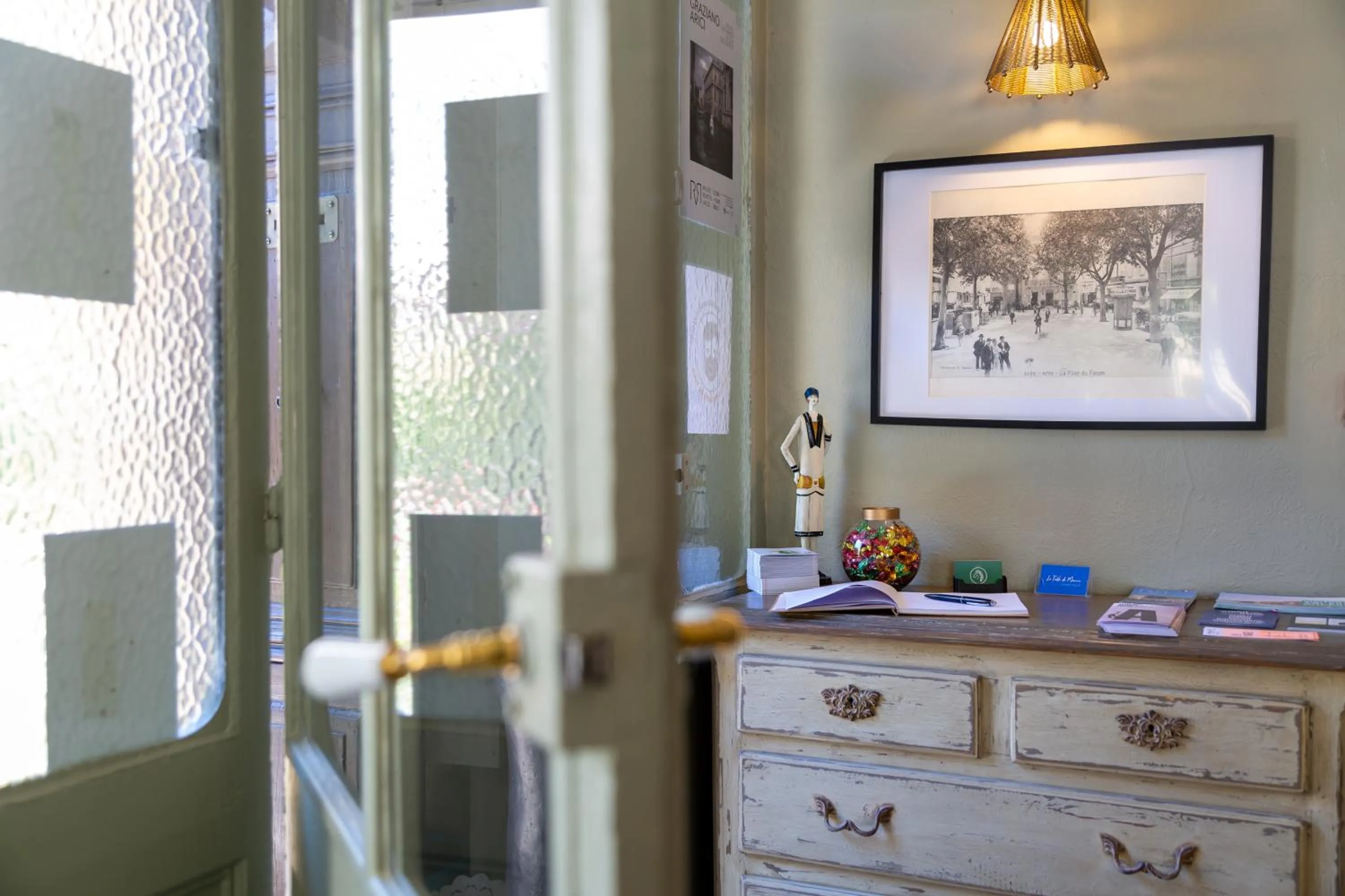 Lobby or reception in Hôtel Le Relais de Poste Arles Centre Historique