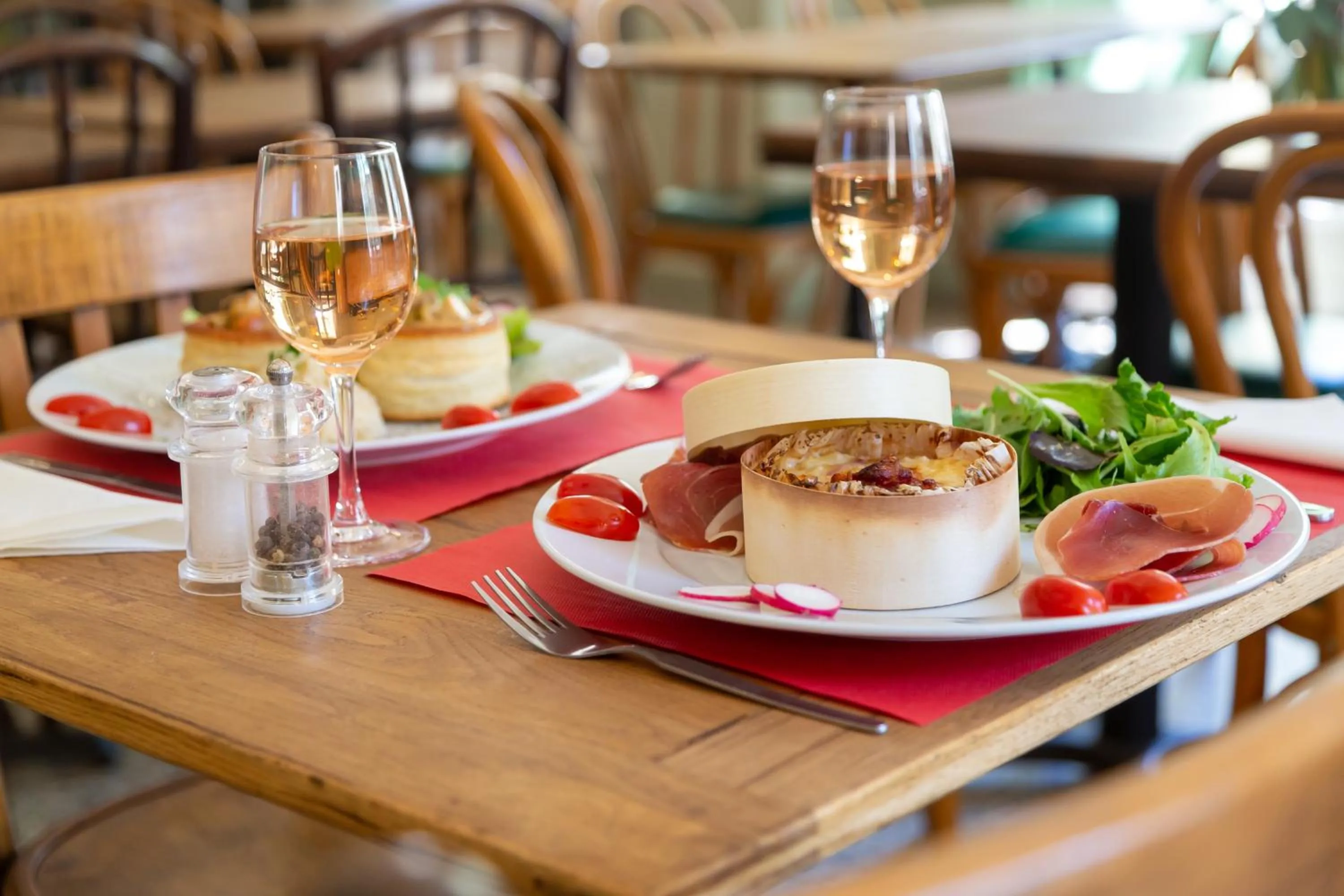 Restaurant/places to eat in Hôtel Le Relais de Poste Arles Centre Historique