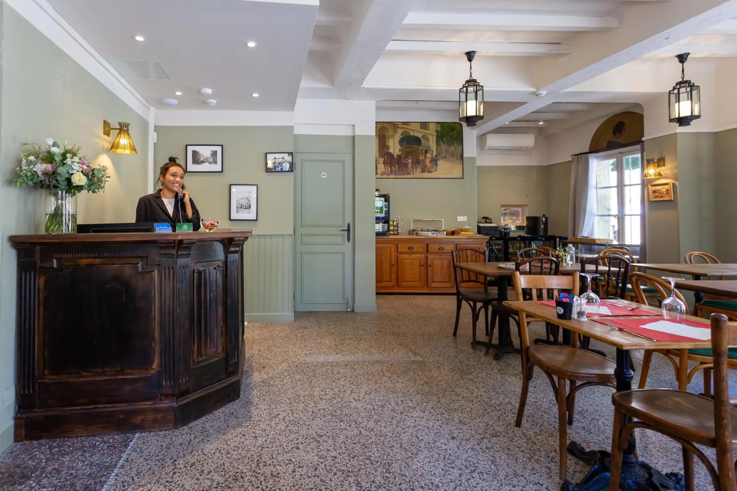 Lobby or reception in Hôtel Le Relais de Poste Arles Centre Historique