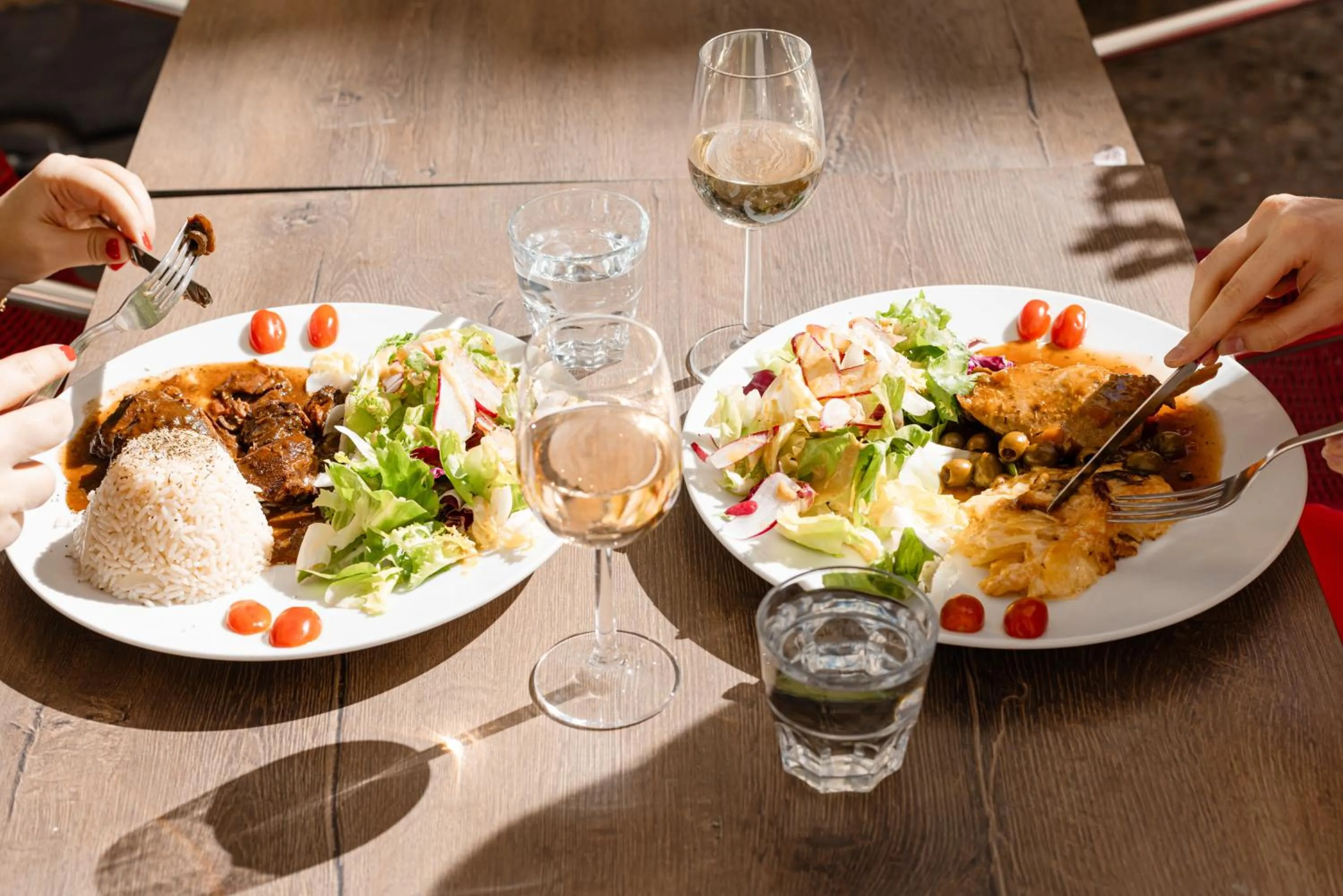Patio in Hôtel Le Relais de Poste Arles Centre Historique