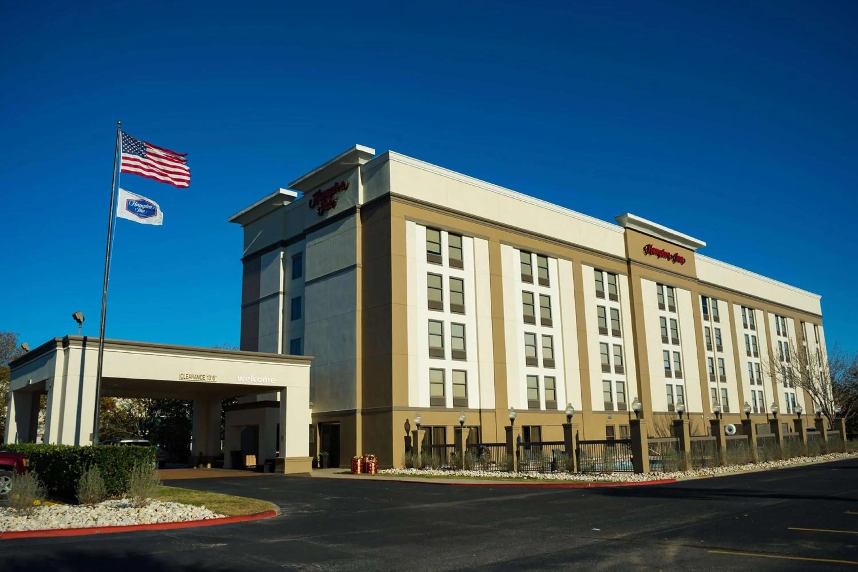 Property building in Hampton Inn Beaumont