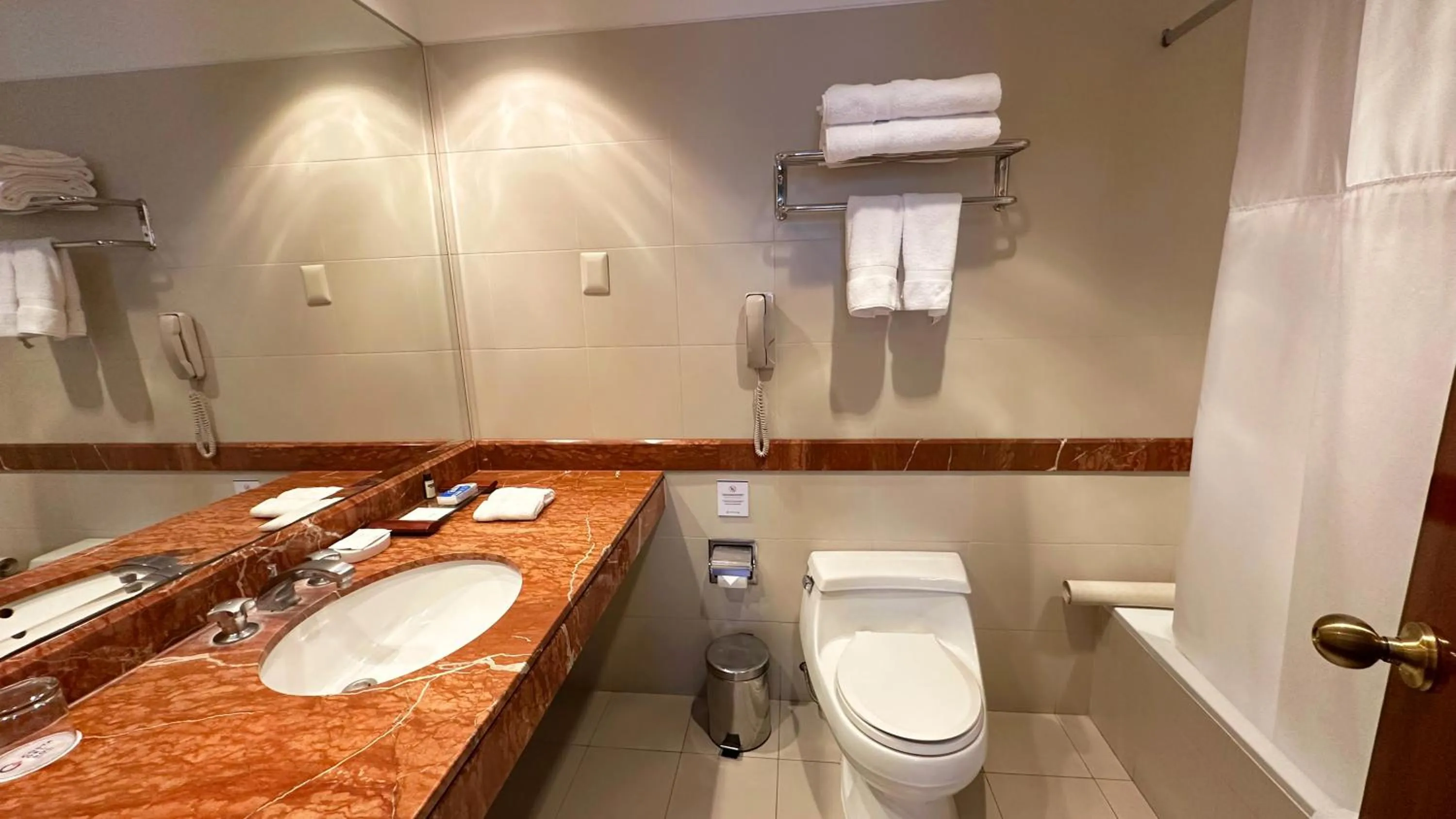 Bathroom in Costa del Sol Trujillo Centro