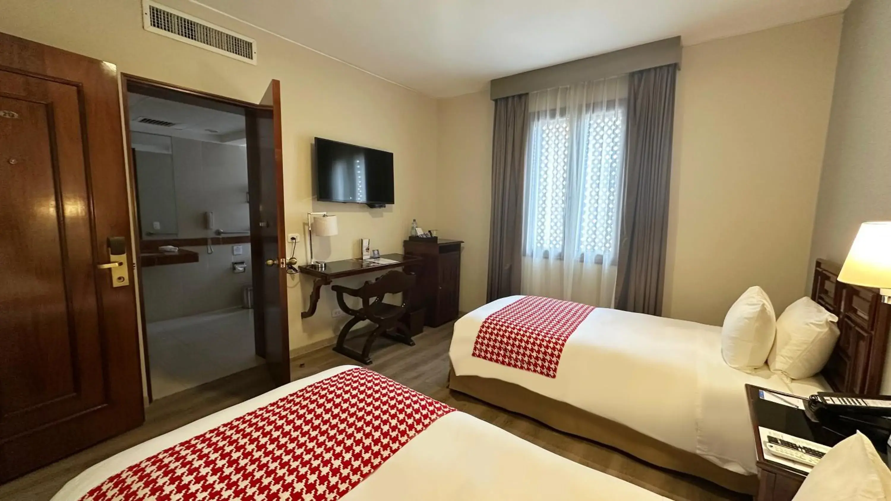 Twin Room - single occupancy - Disability Access in Costa del Sol Trujillo Centro Twin Room - single occupancy - Disability Access in Costa del Sol Trujillo Centro