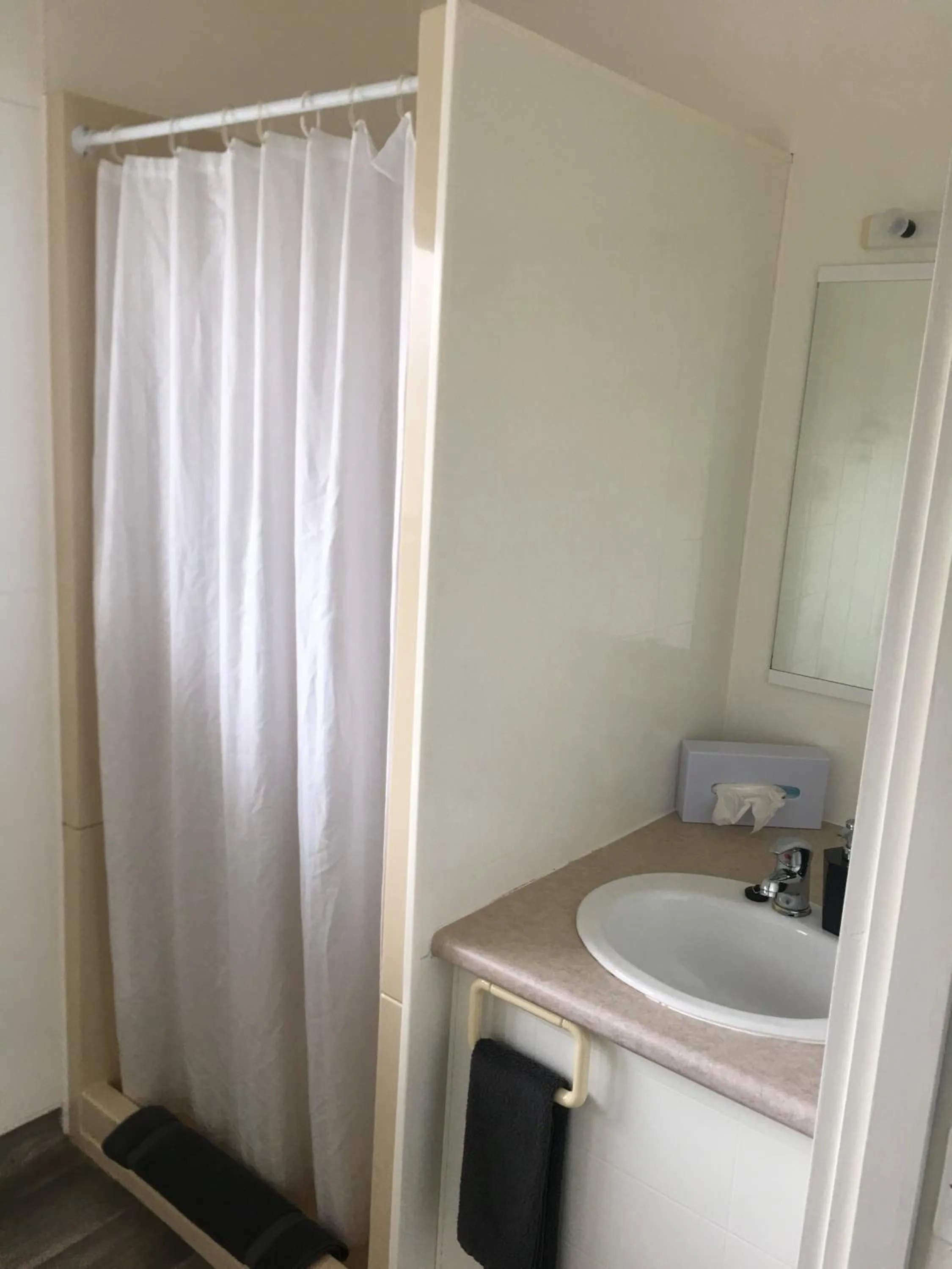 Bathroom in 252 Beachside Motels & Holiday Park