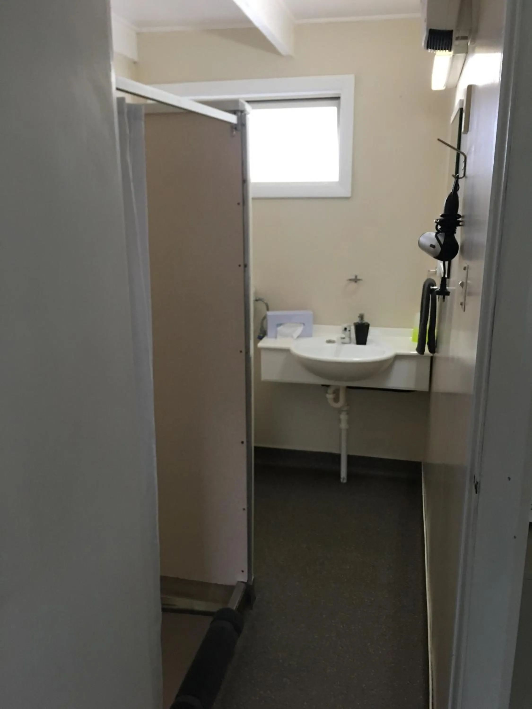 Bathroom in 252 Beachside Motels & Holiday Park