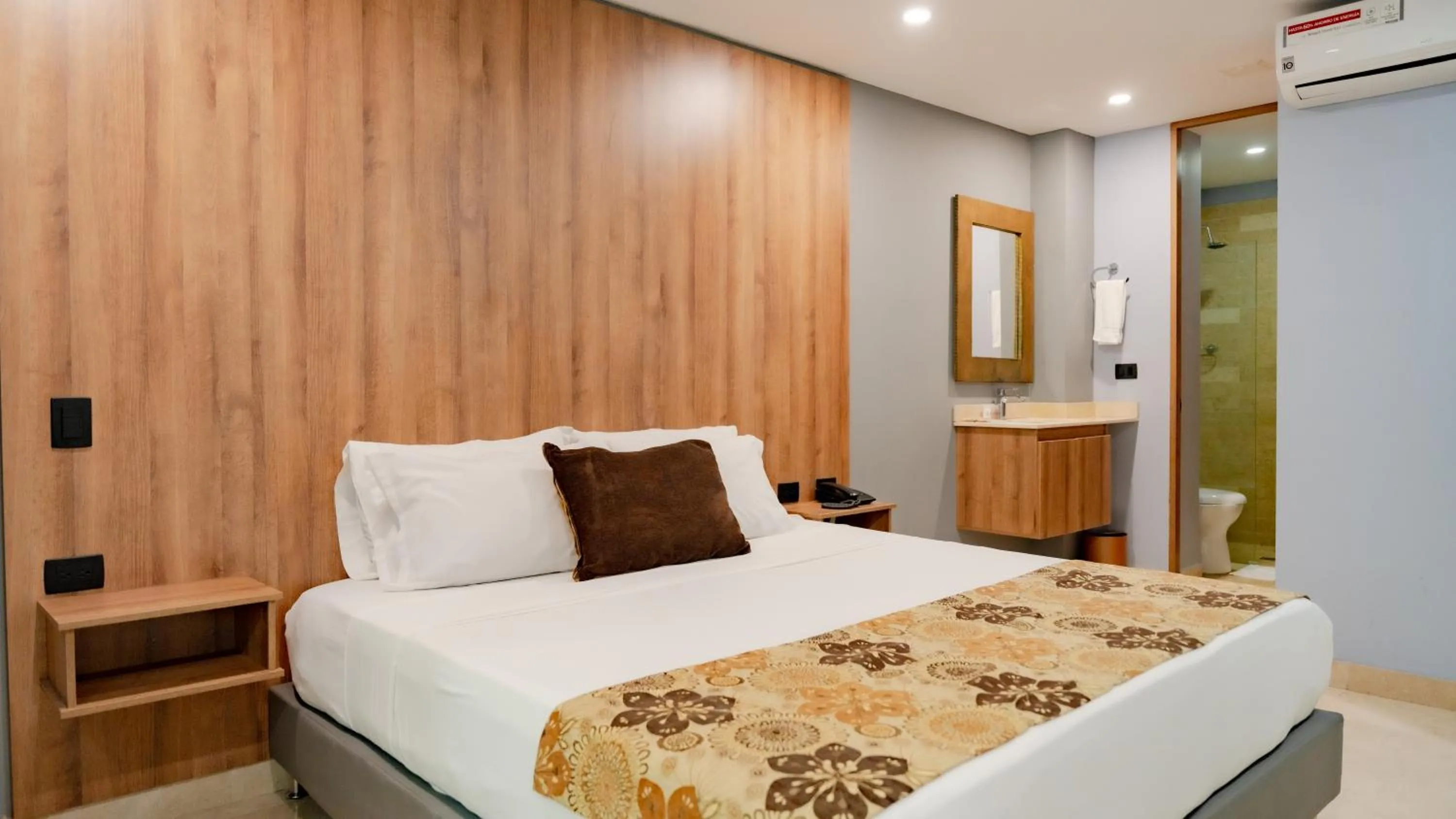 Photo of the whole room, Bed in Hotel Madeiro