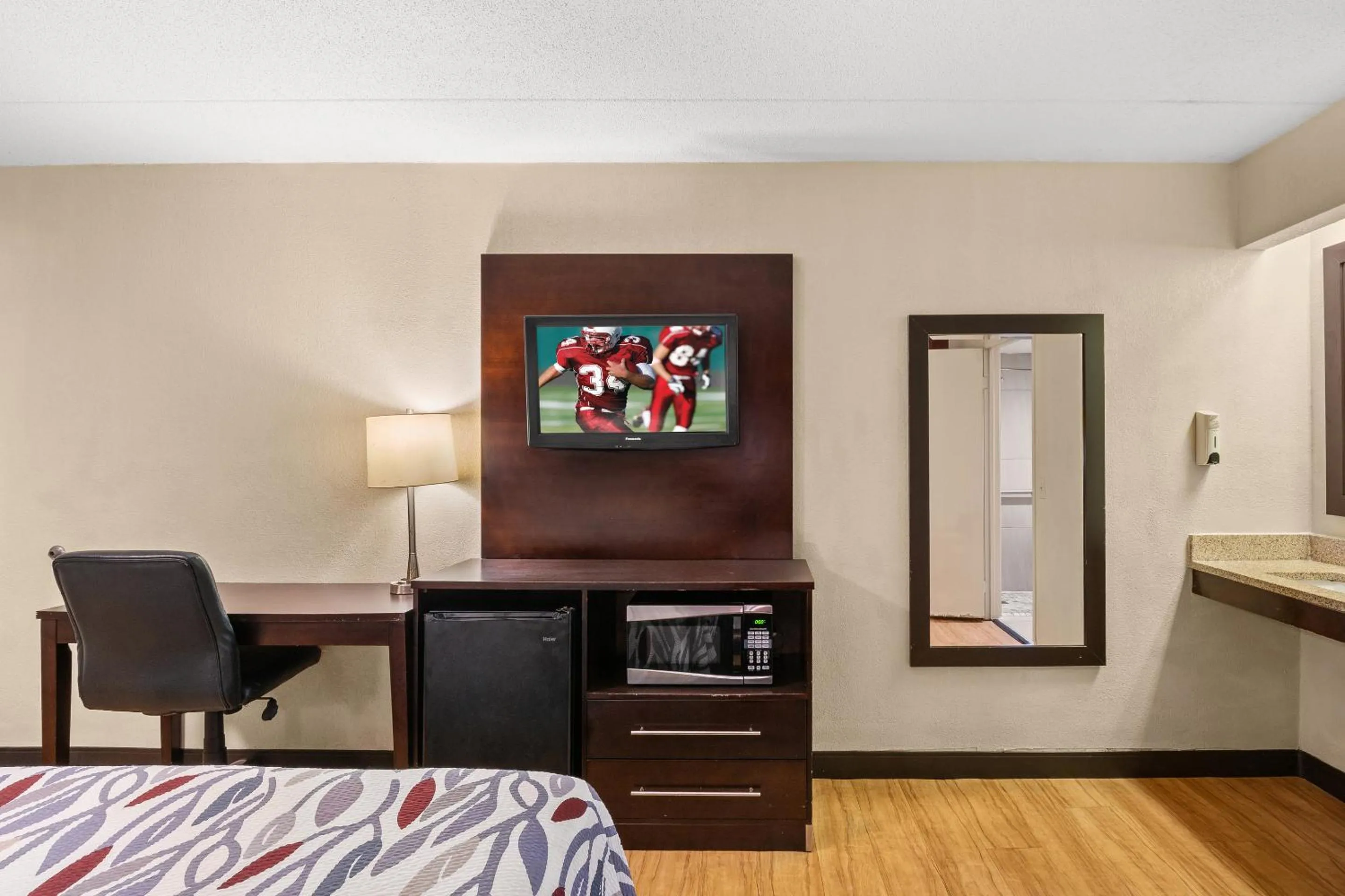 Photo of the whole room in Red Roof Inn Lansing East - MSU