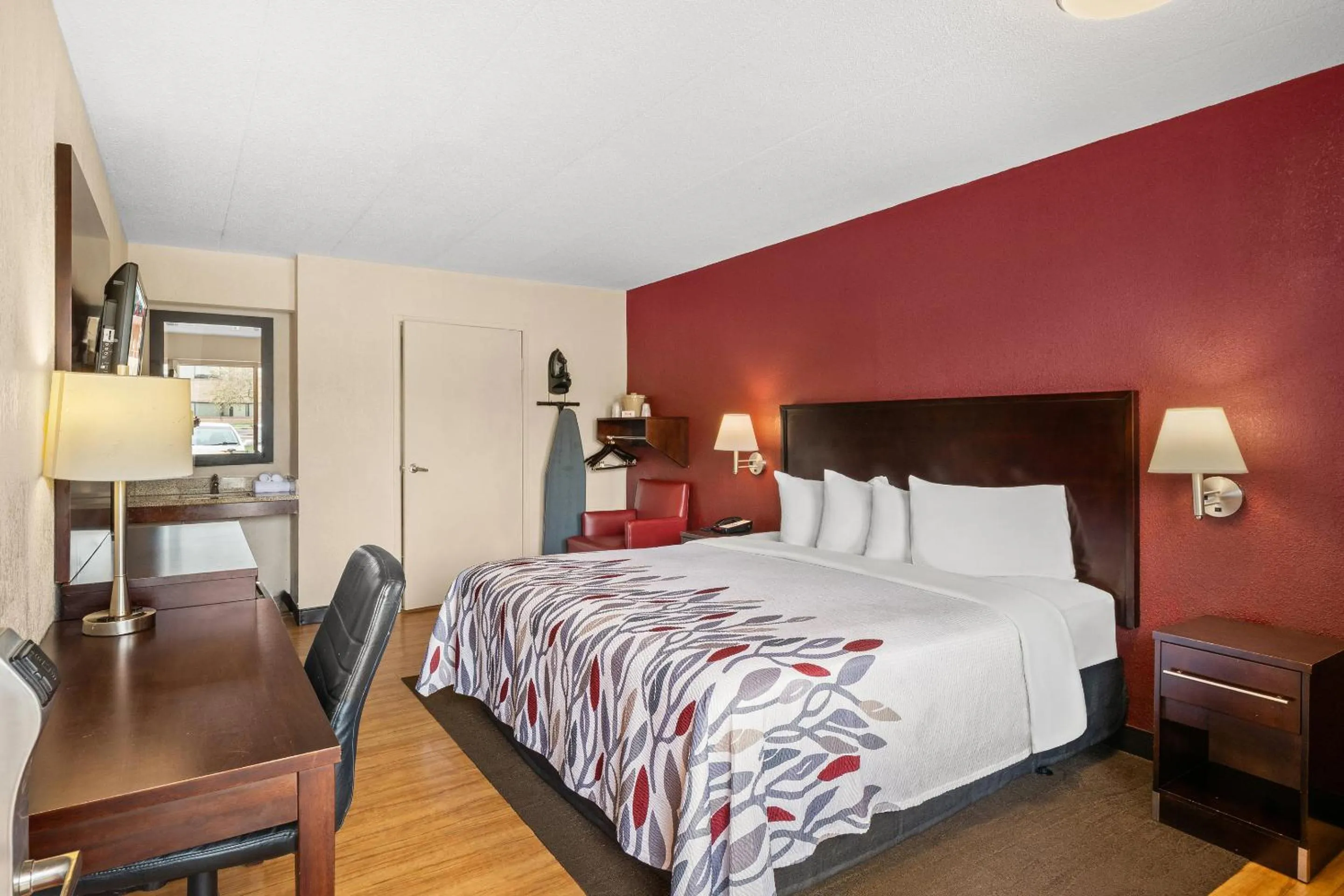 Photo of the whole room in Red Roof Inn Lansing East - MSU