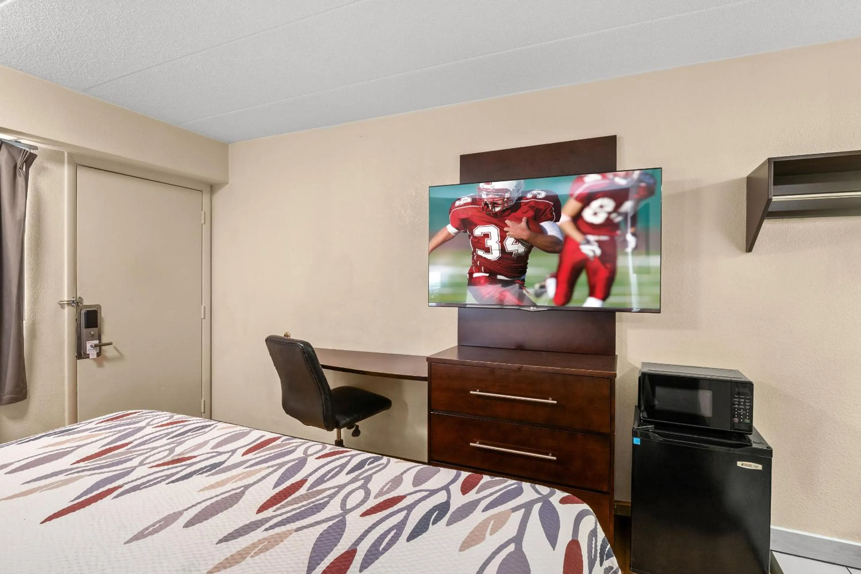 Photo of the whole room in Red Roof Inn Lansing East - MSU