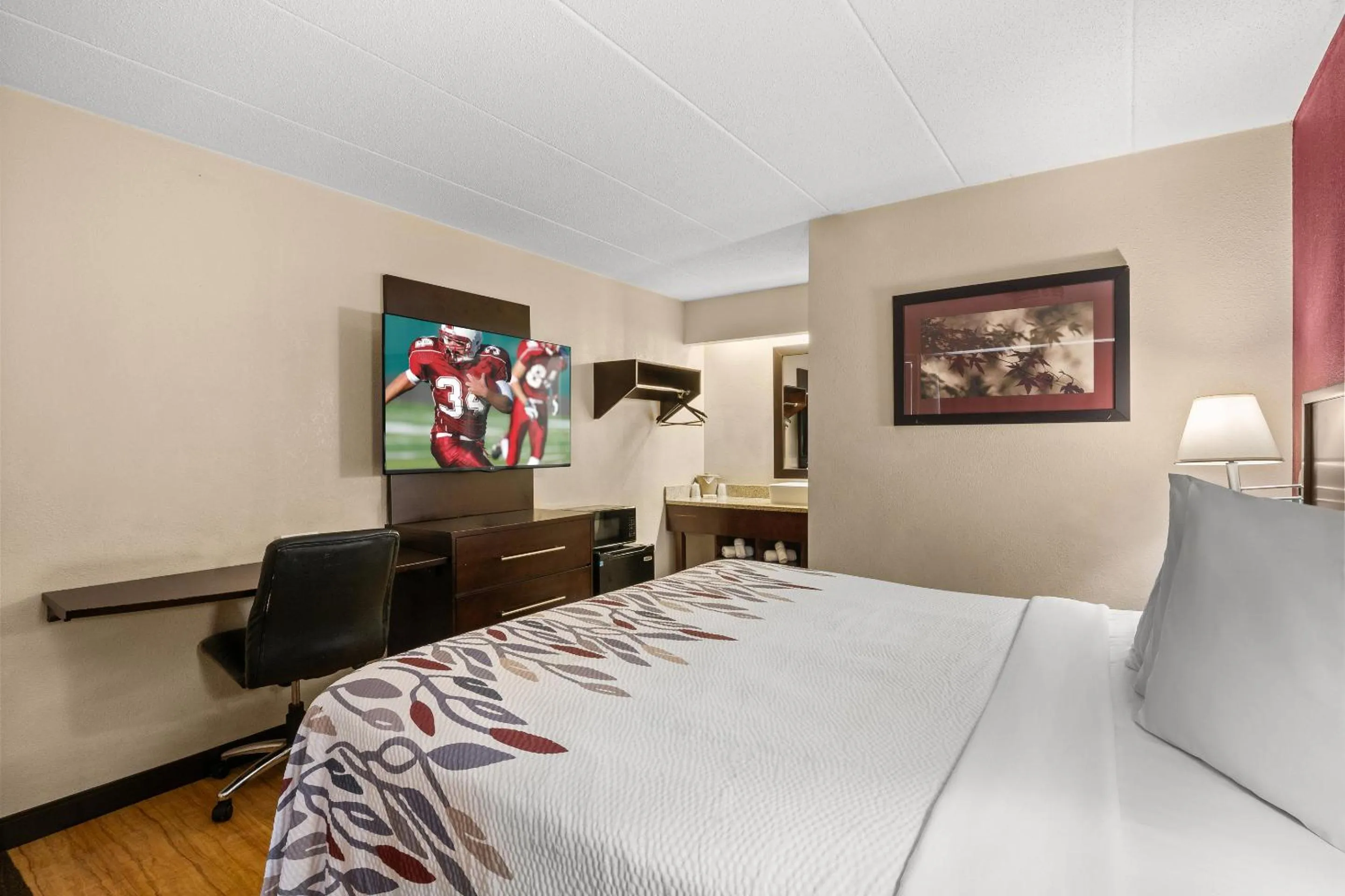 Photo of the whole room in Red Roof Inn Lansing East - MSU