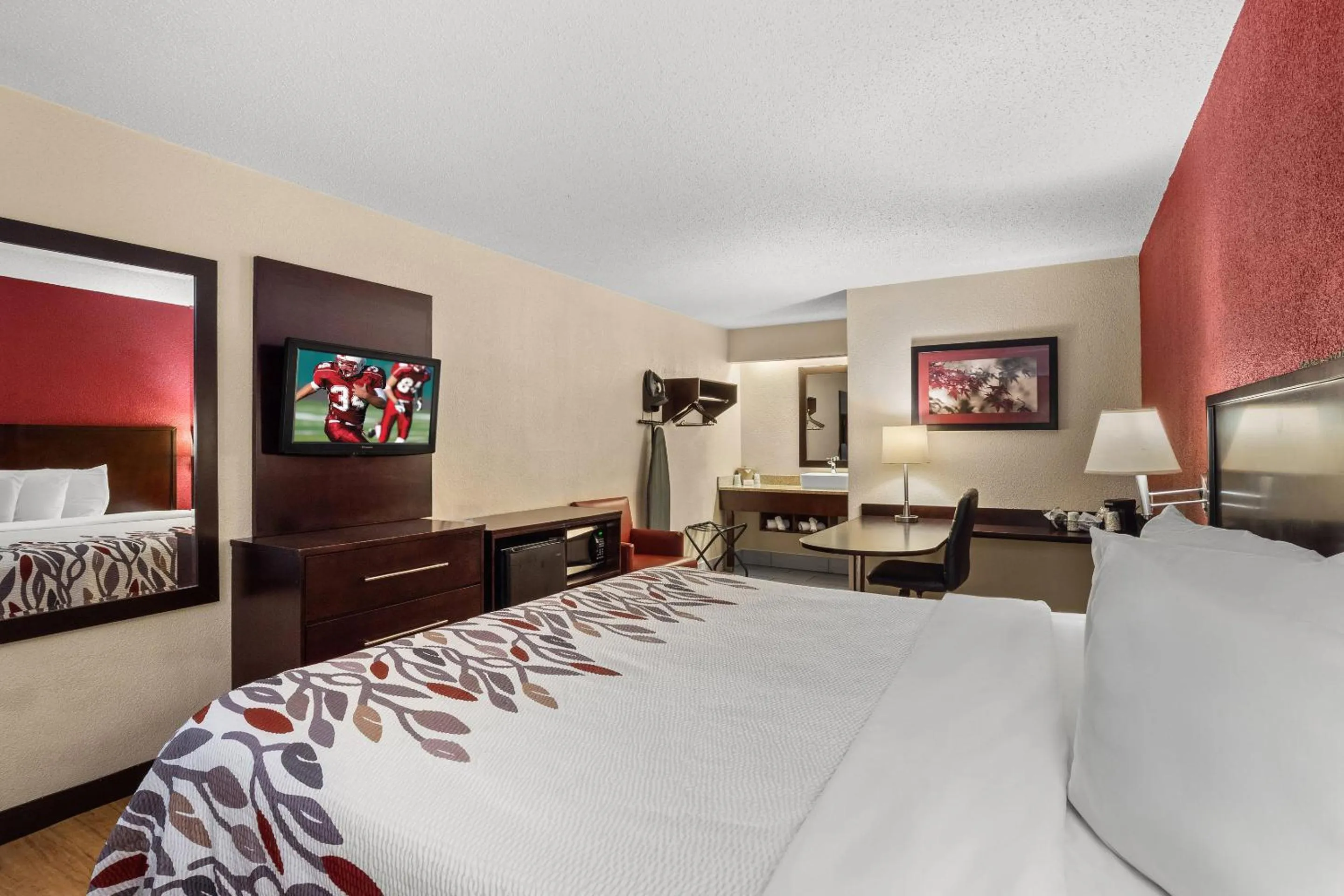 Bedroom in Red Roof Inn Lansing East - MSU