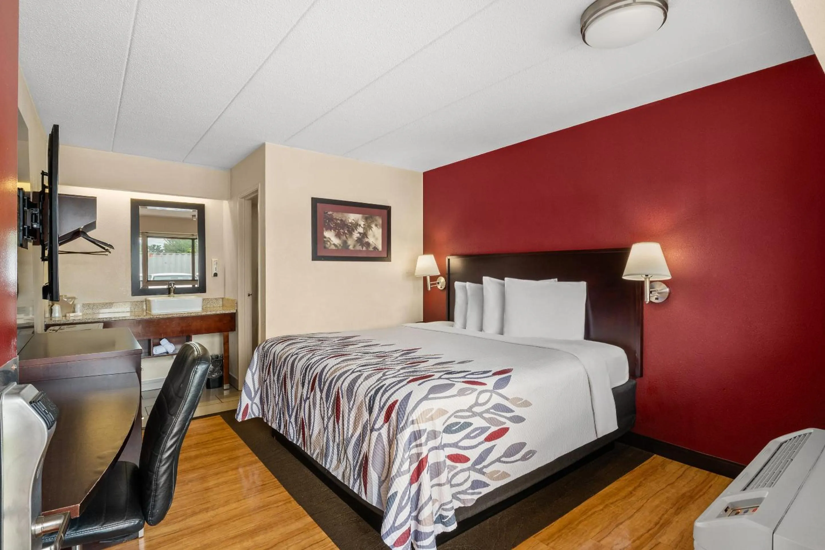 Photo of the whole room in Red Roof Inn Lansing East - MSU