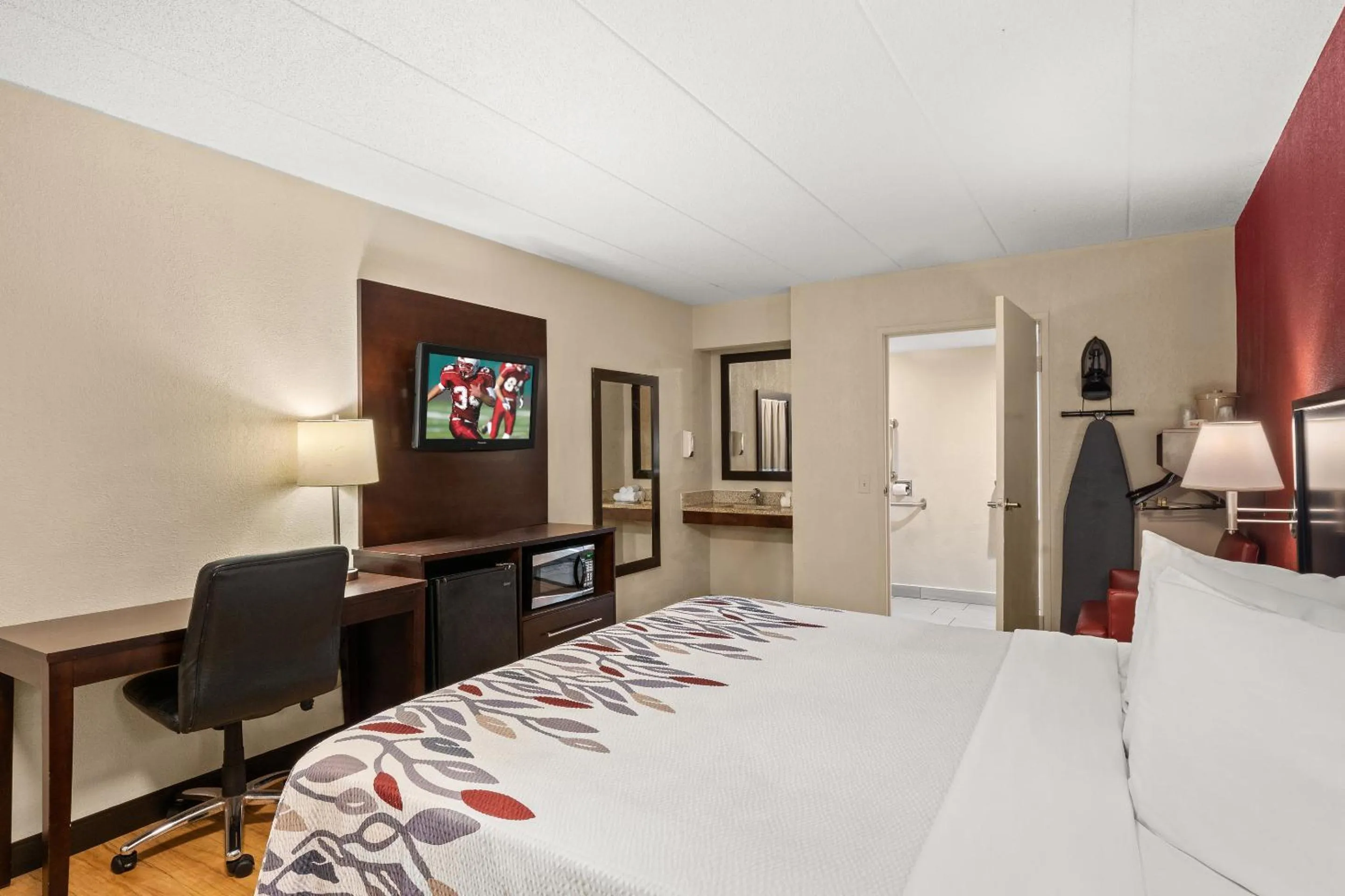 Photo of the whole room in Red Roof Inn Lansing East - MSU