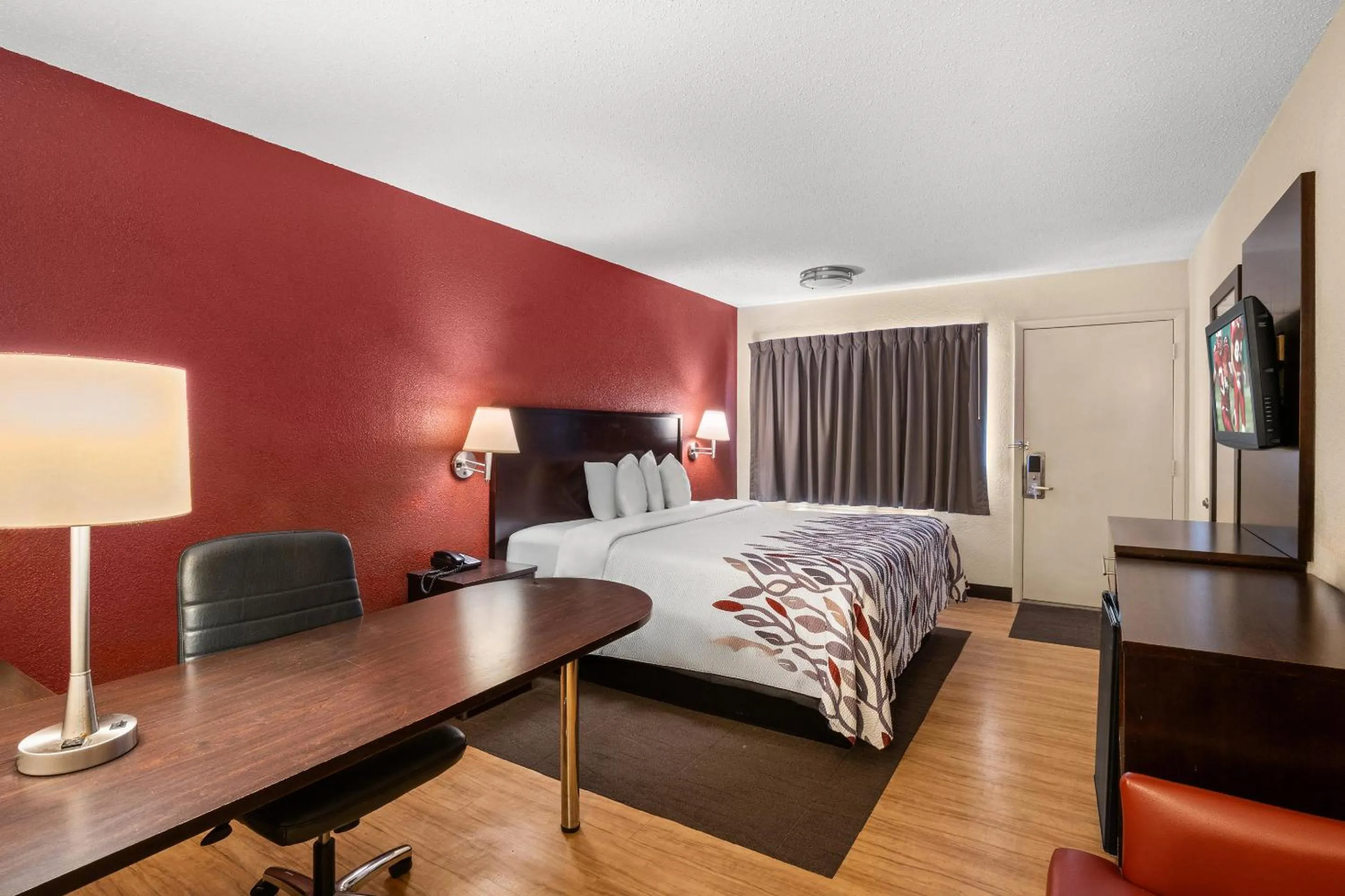 Bedroom in Red Roof Inn Lansing East - MSU