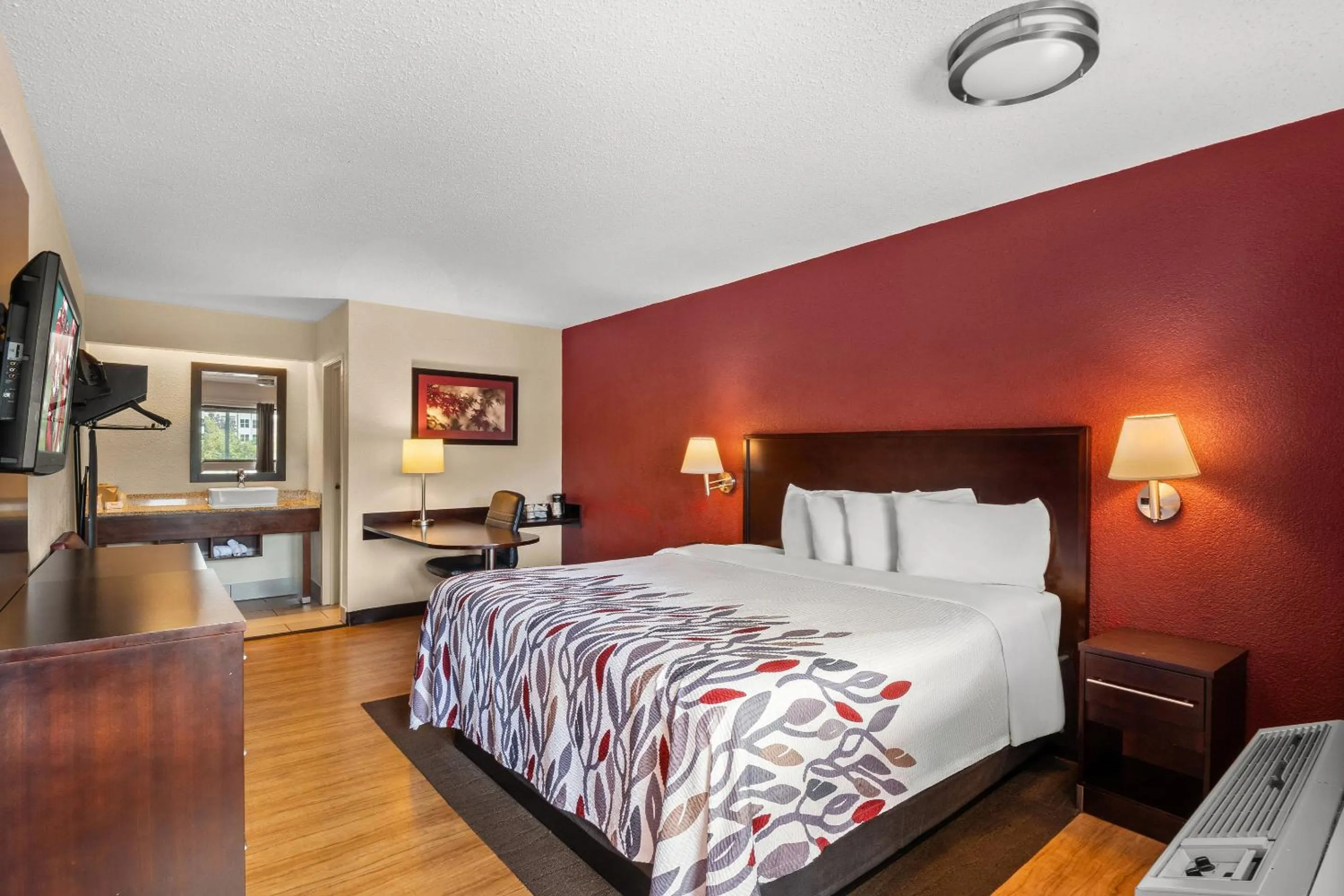 Bedroom in Red Roof Inn Lansing East - MSU