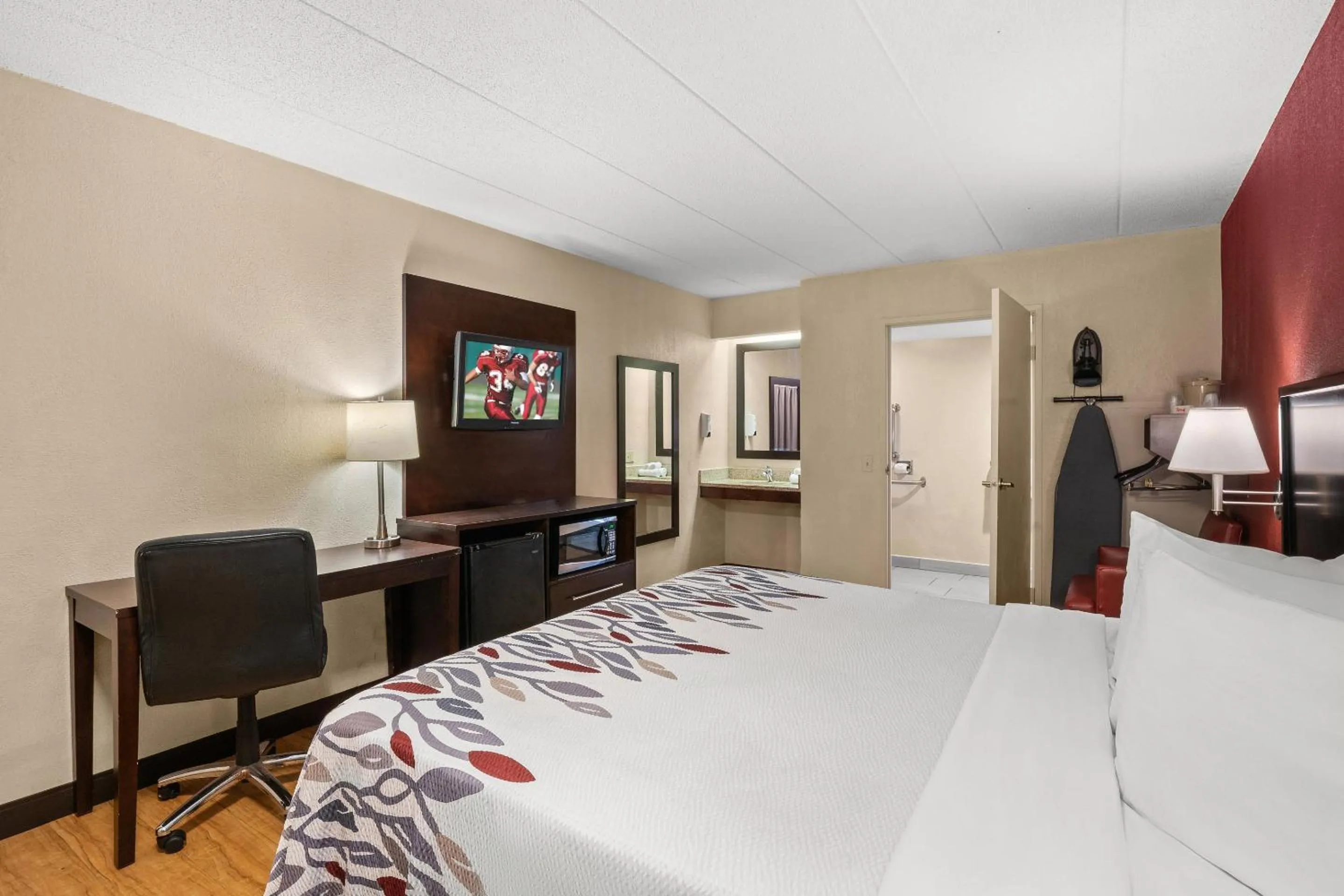 Photo of the whole room in Red Roof Inn Lansing East - MSU