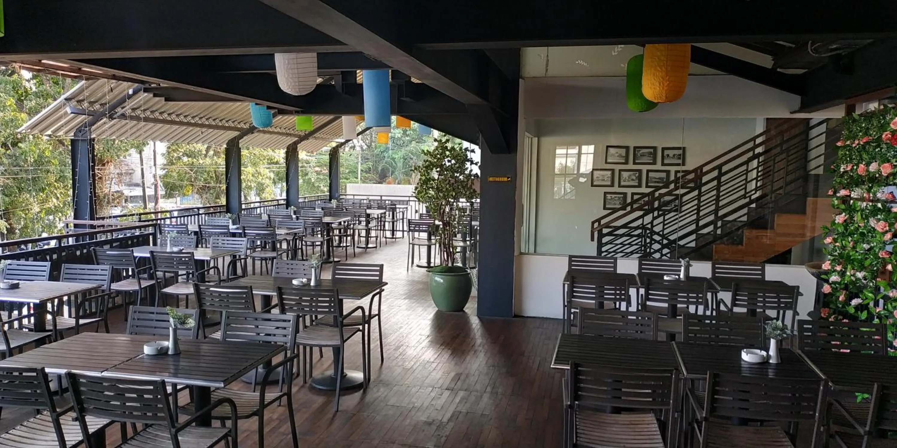 Restaurant/places to eat in Hotel Baron Indah