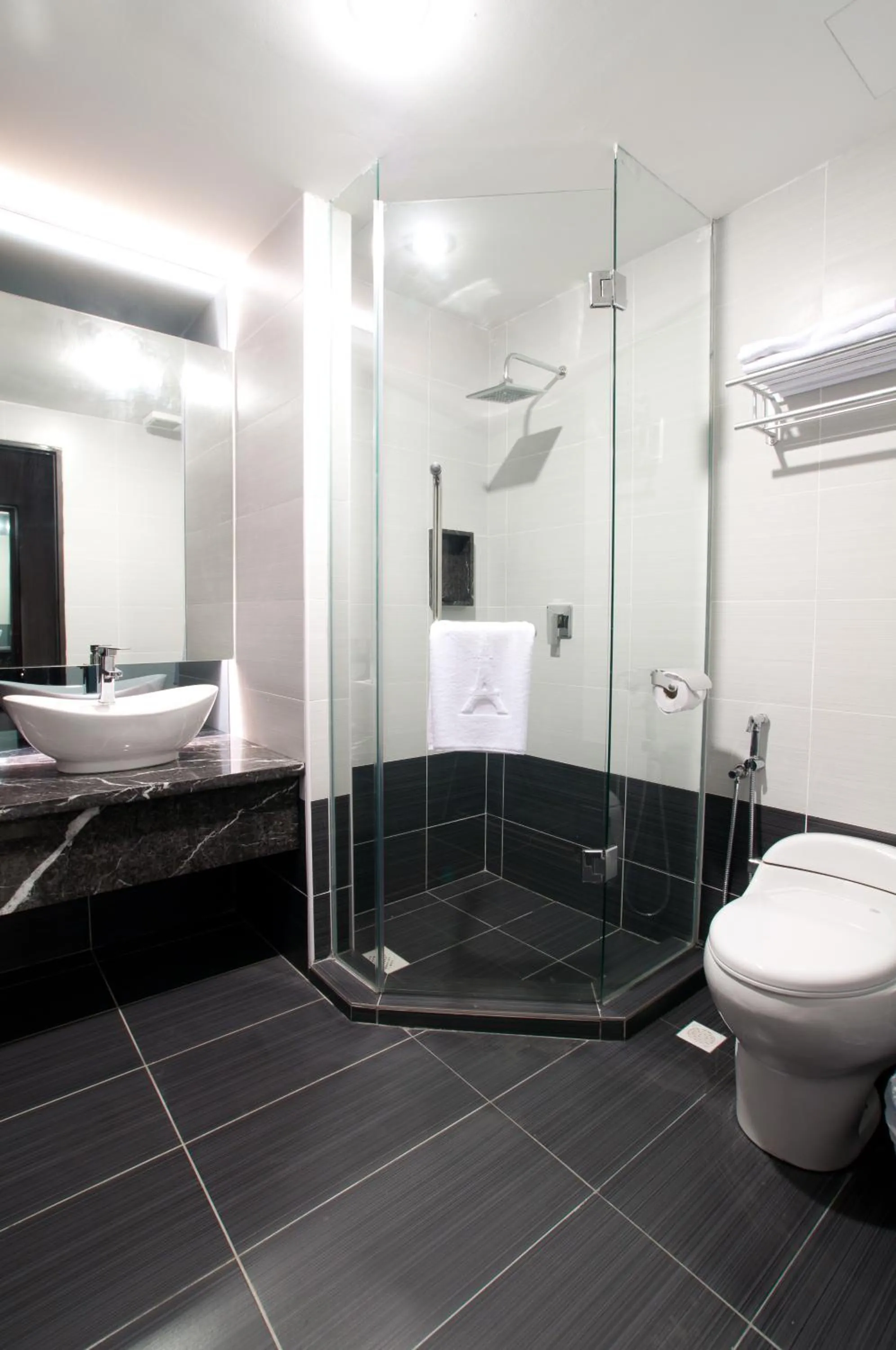 Bathroom in Pariss Hotel