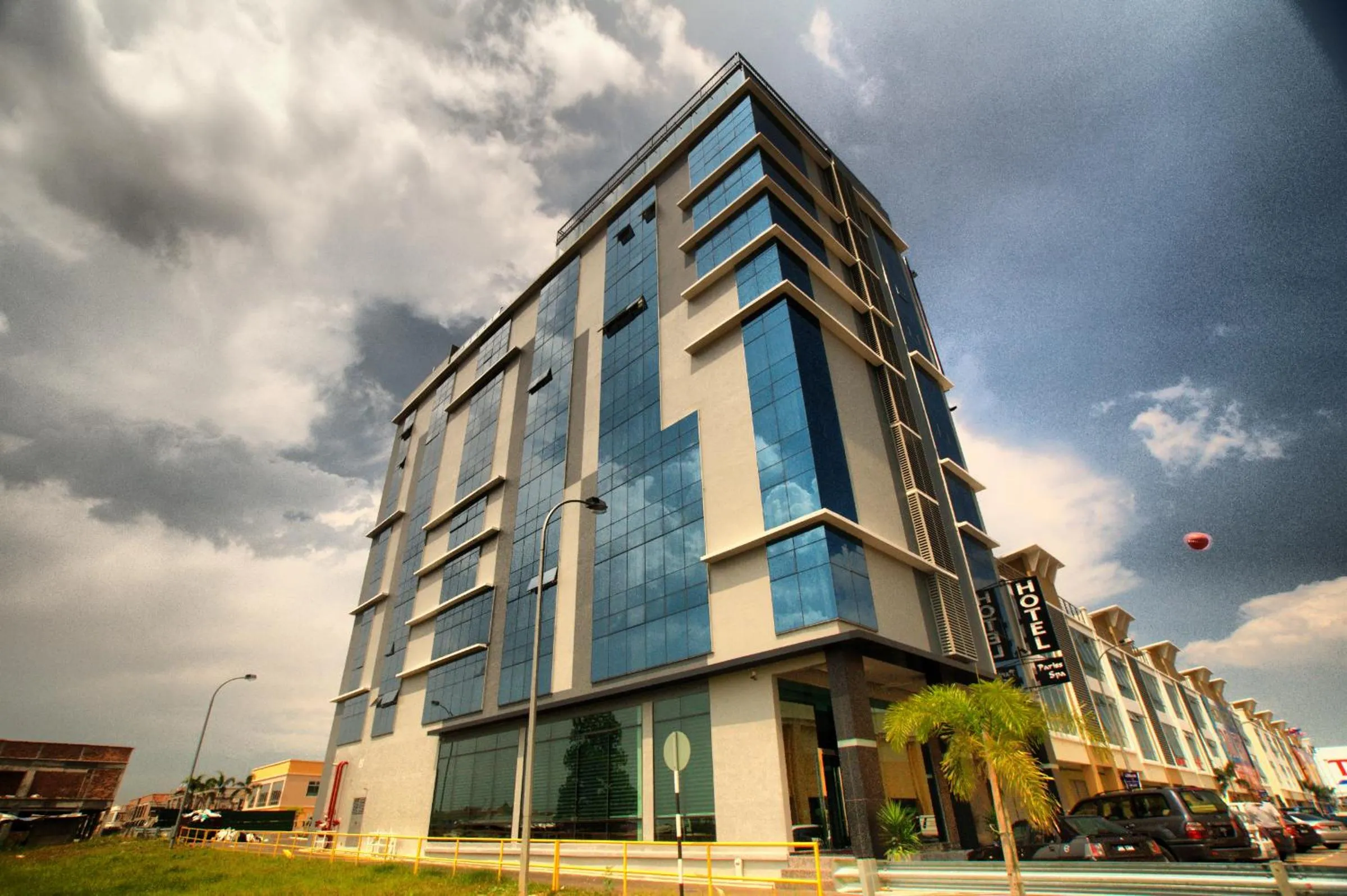 Facade/entrance in Pariss Hotel