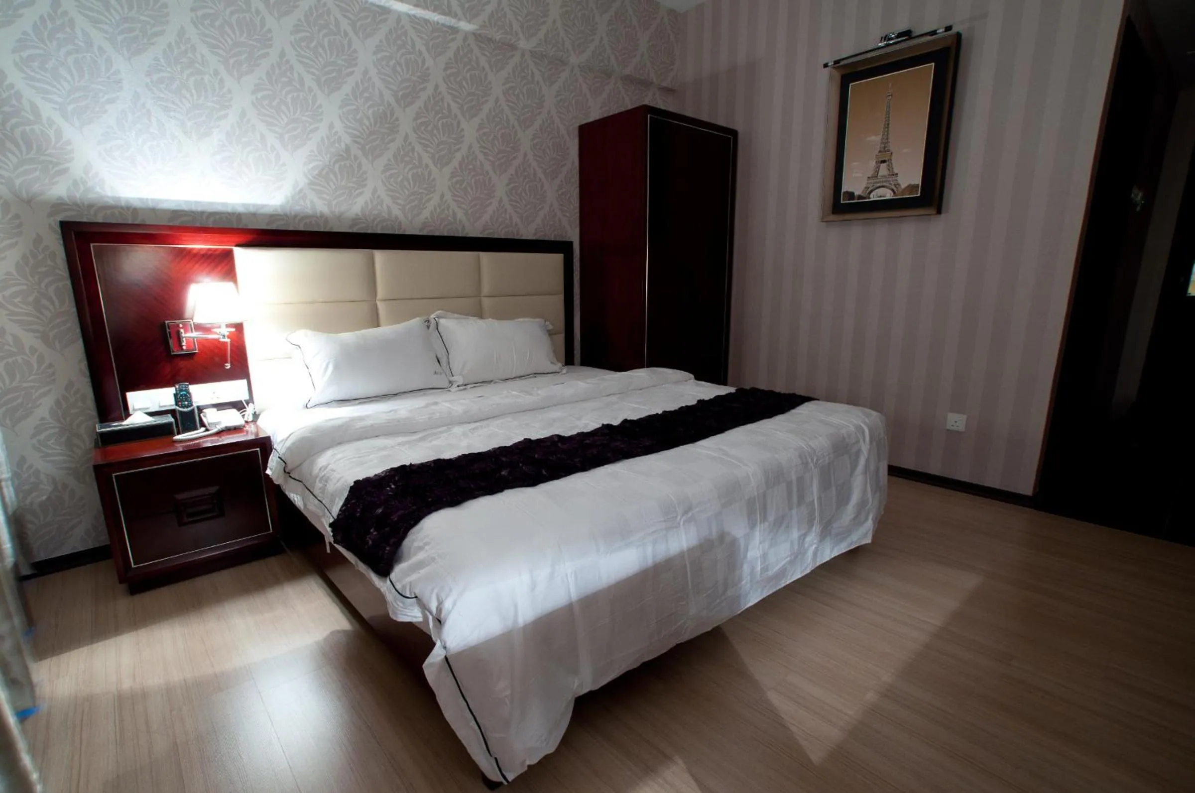 Bedroom, Bed in Pariss Hotel