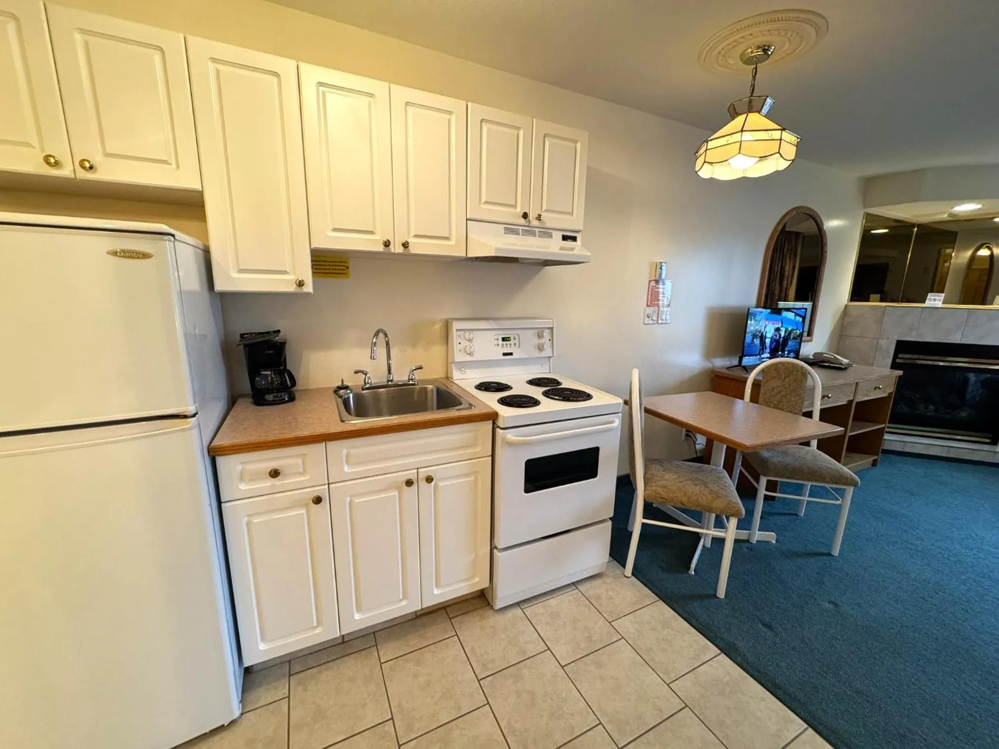 Coffee/tea facilities in Western Budget Motel #3 Whitecourt