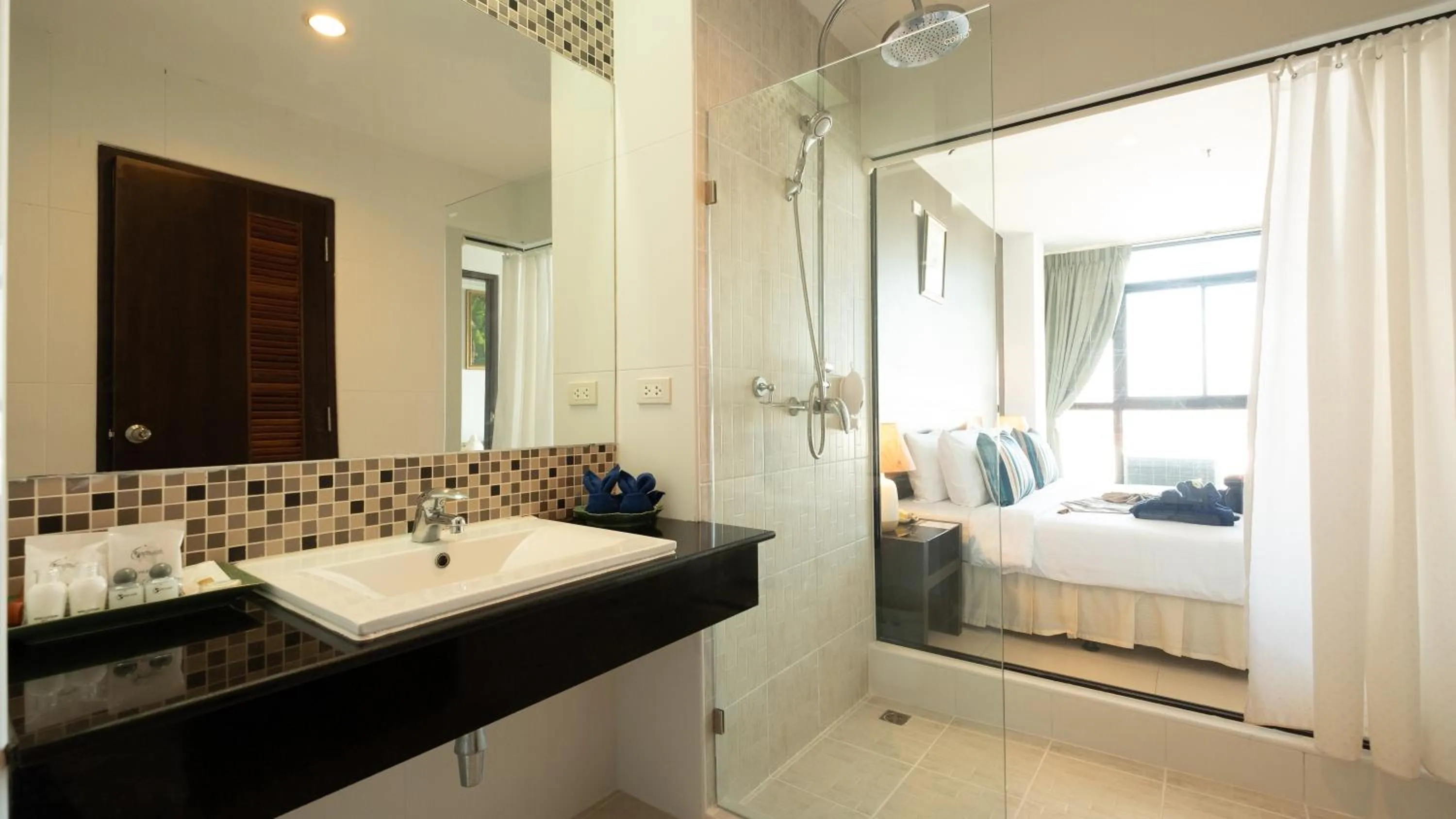 Shower, Bed in Vogue Pattaya Hotel