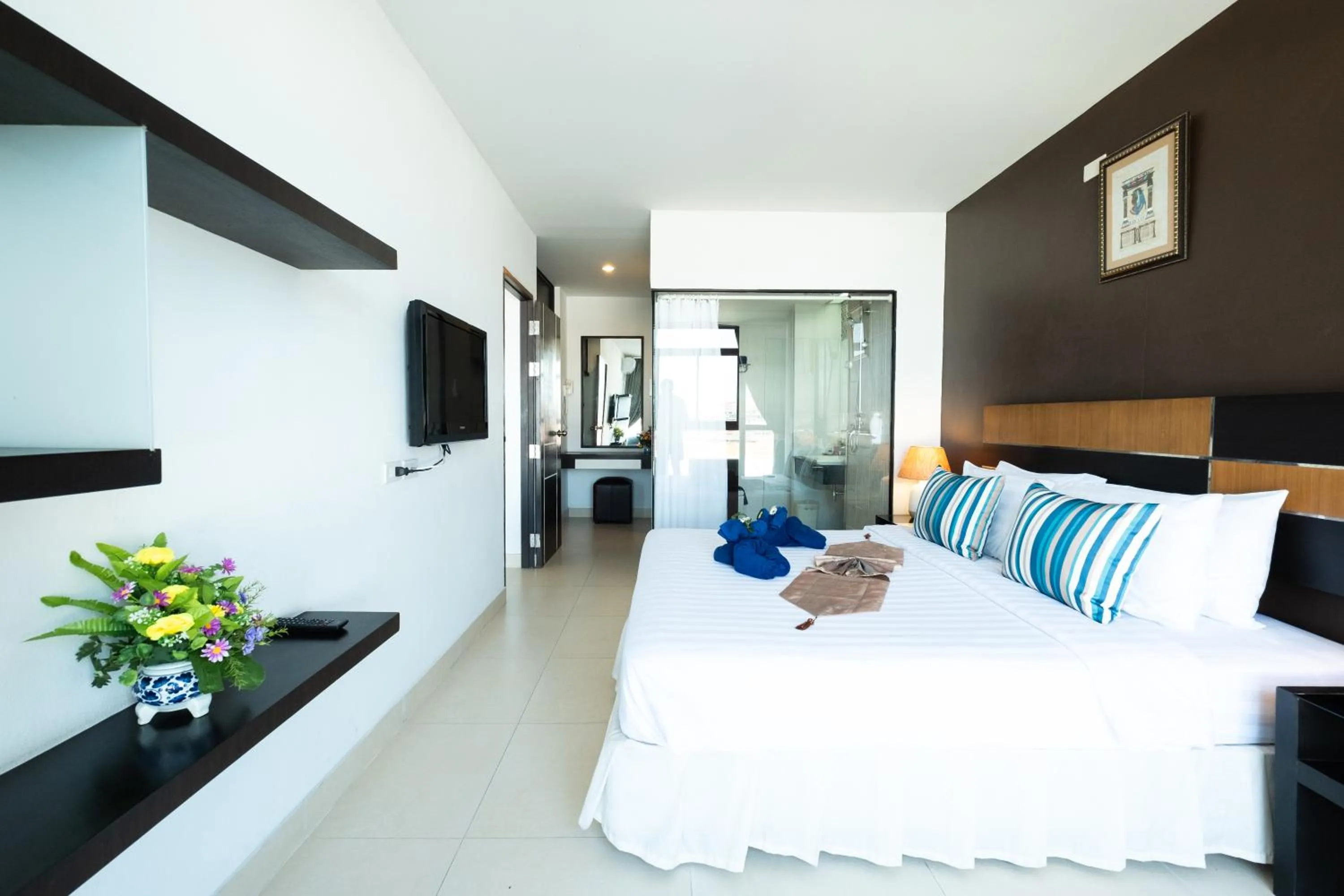 Photo of the whole room, Bed in Vogue Pattaya Hotel