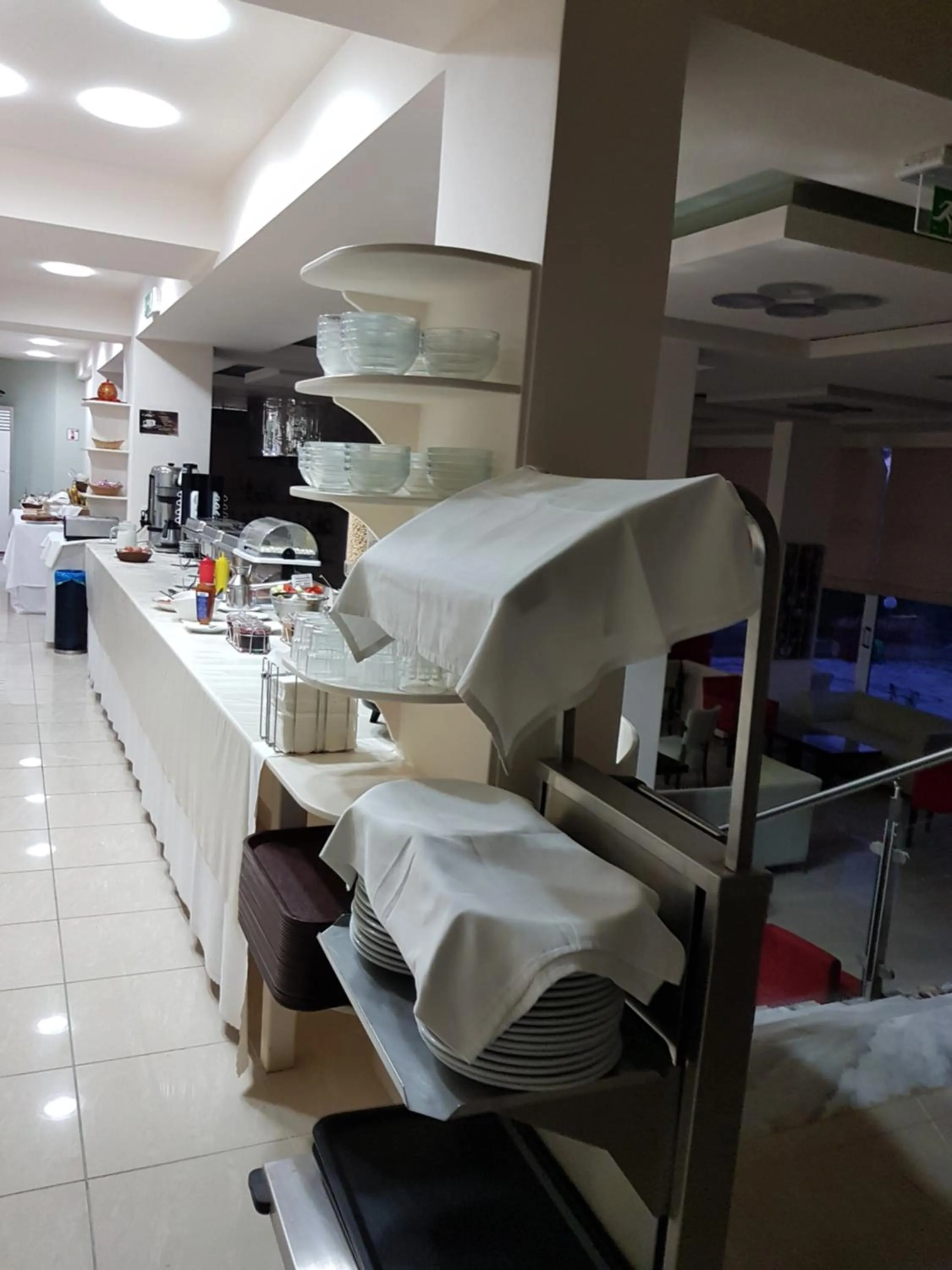 Restaurant/places to eat, Bed in Glyfada Beach Hotel