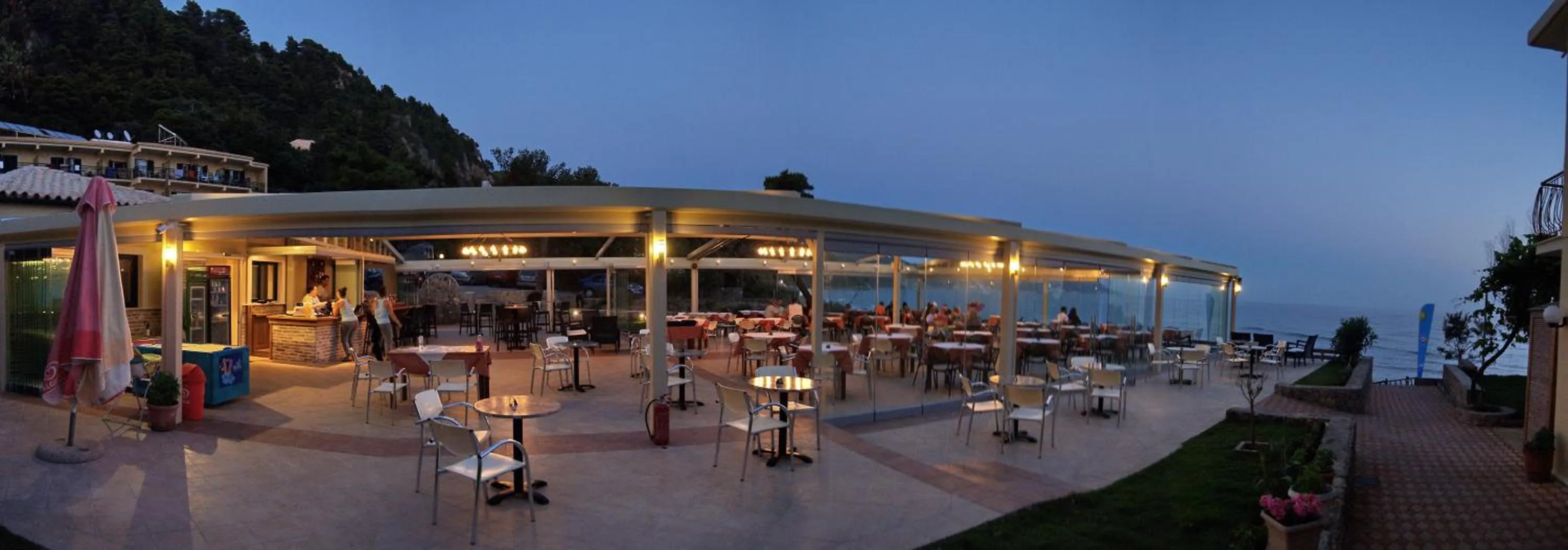 Restaurant/places to eat in Glyfada Beach Hotel