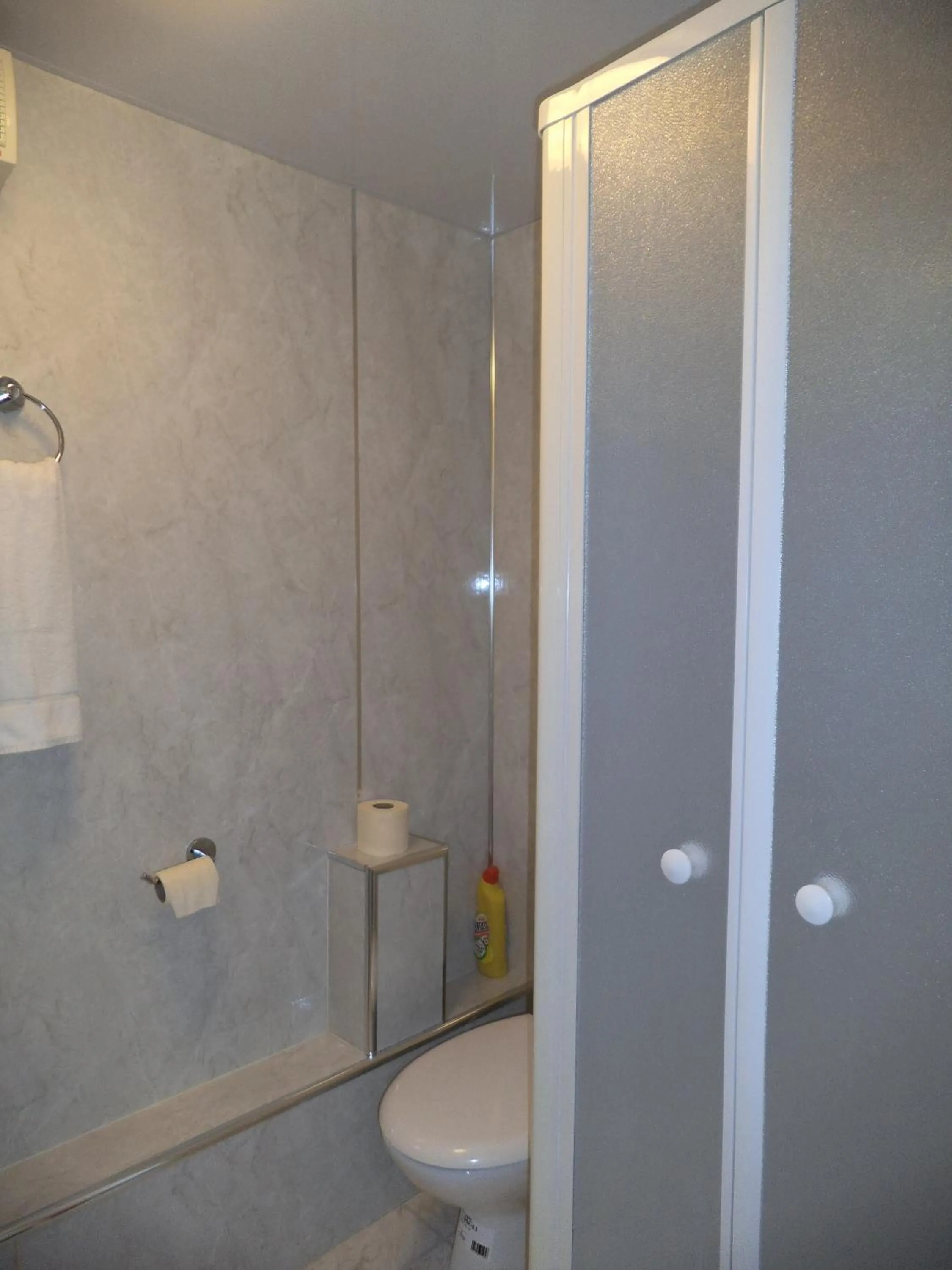 Shower in Menzies Guest House