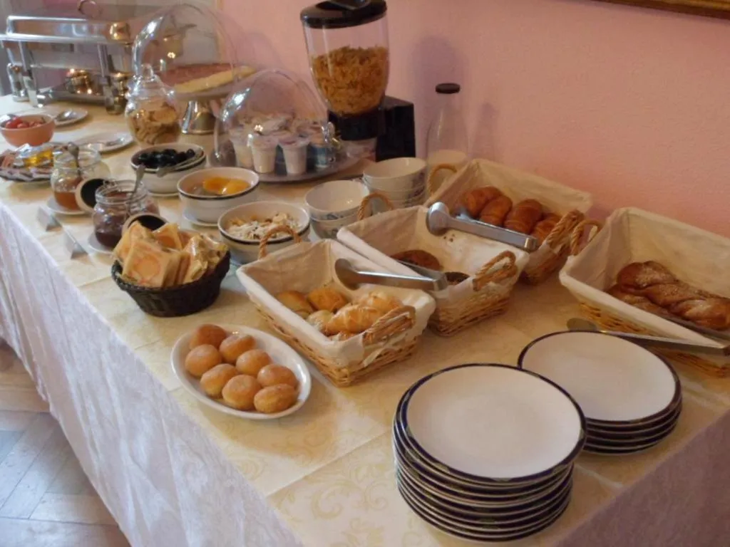 Restaurant/places to eat in Hotel Liberty