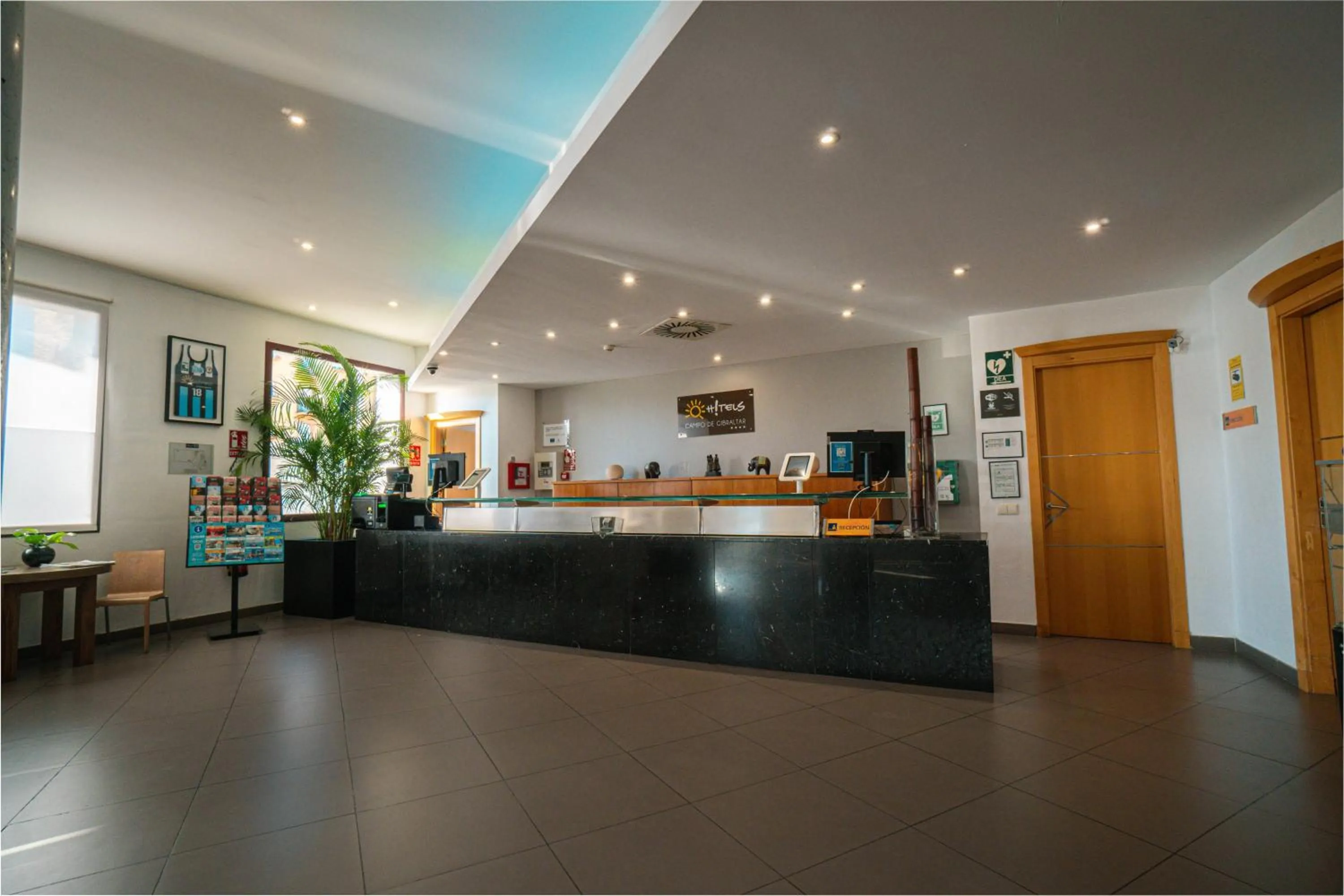 Lobby or reception in Ohtels Campo De Gibraltar