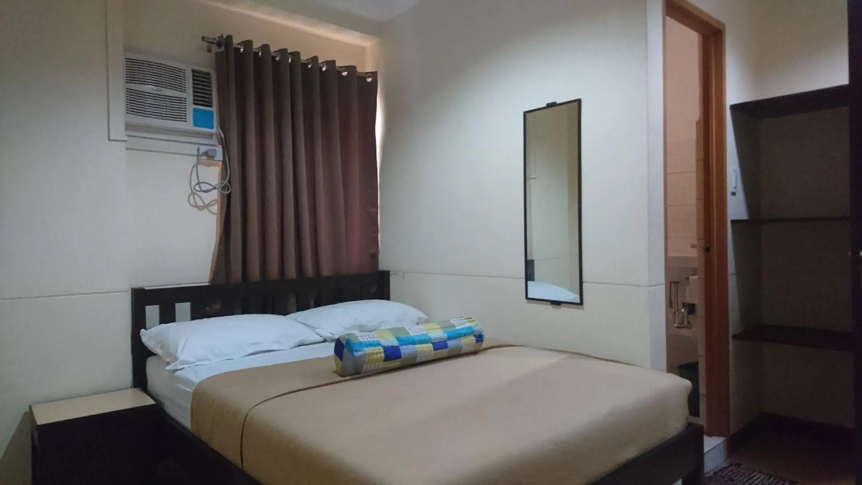 Deluxe Double Room in Calamba Pension Plaza Deluxe Double Room in Calamba Pension Plaza