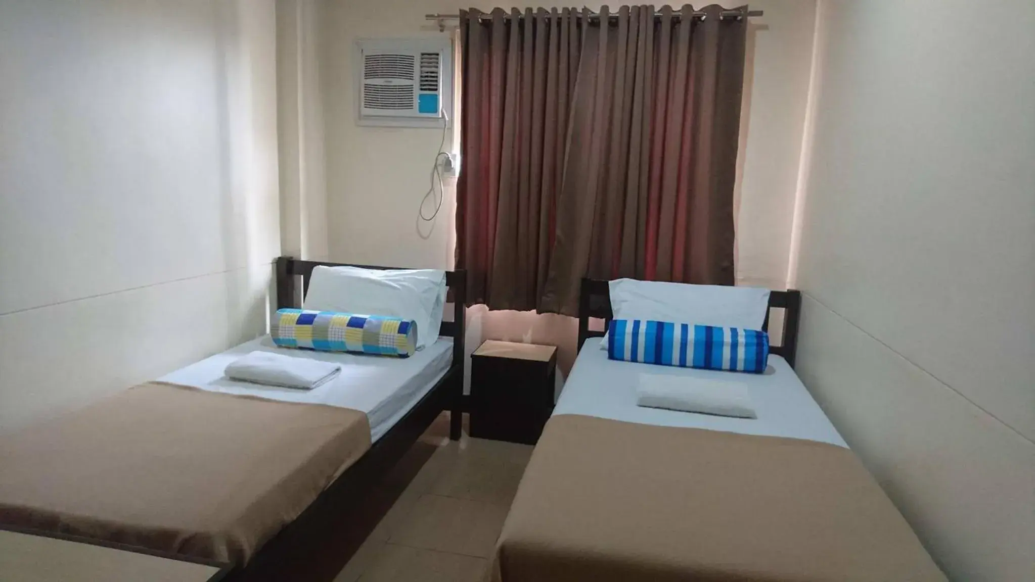 Deluxe Twin Room in Calamba Pension Plaza Deluxe Twin Room in Calamba Pension Plaza