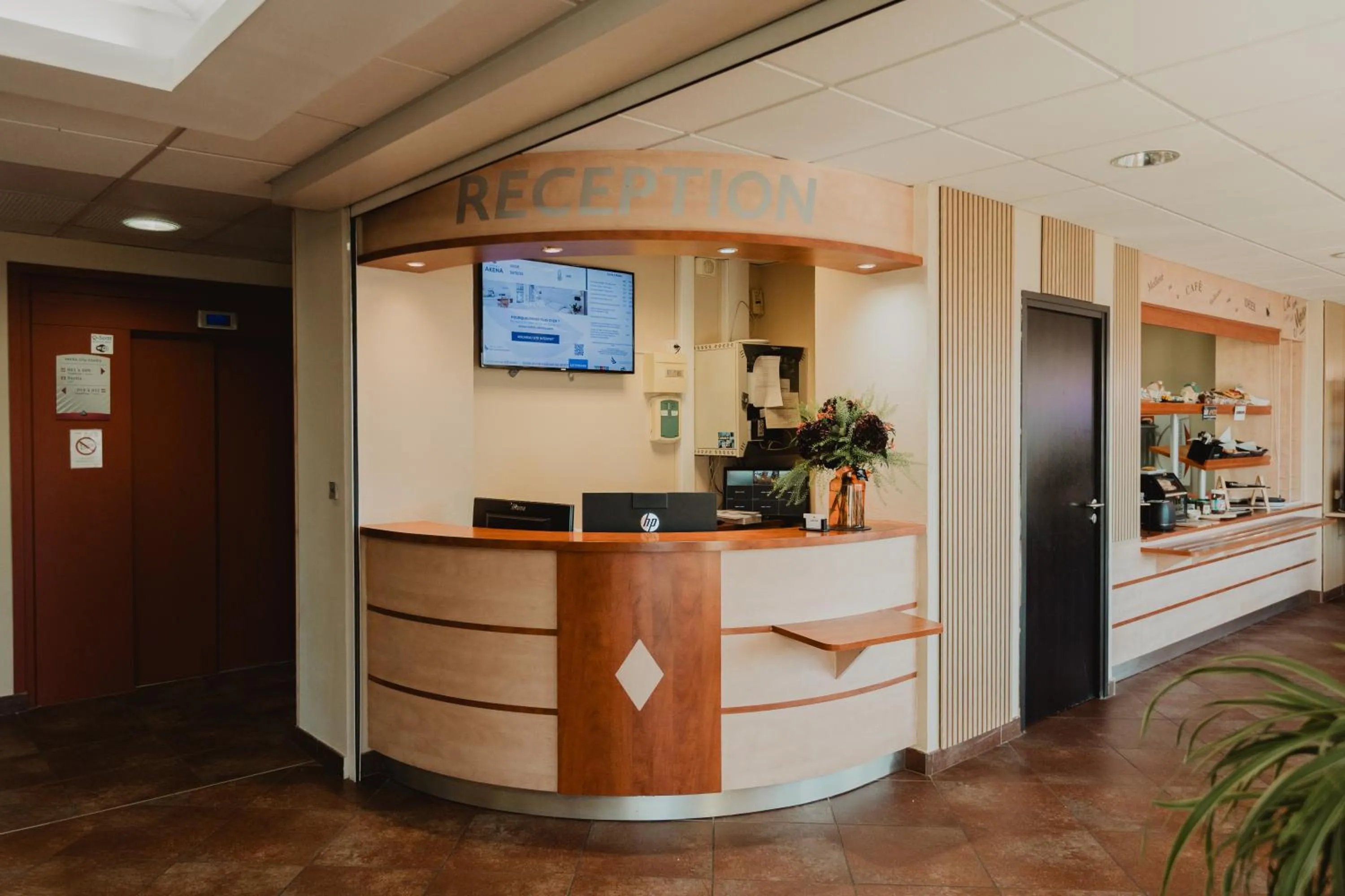 Lobby or reception in Hôtel Akena Caudry Cambrai