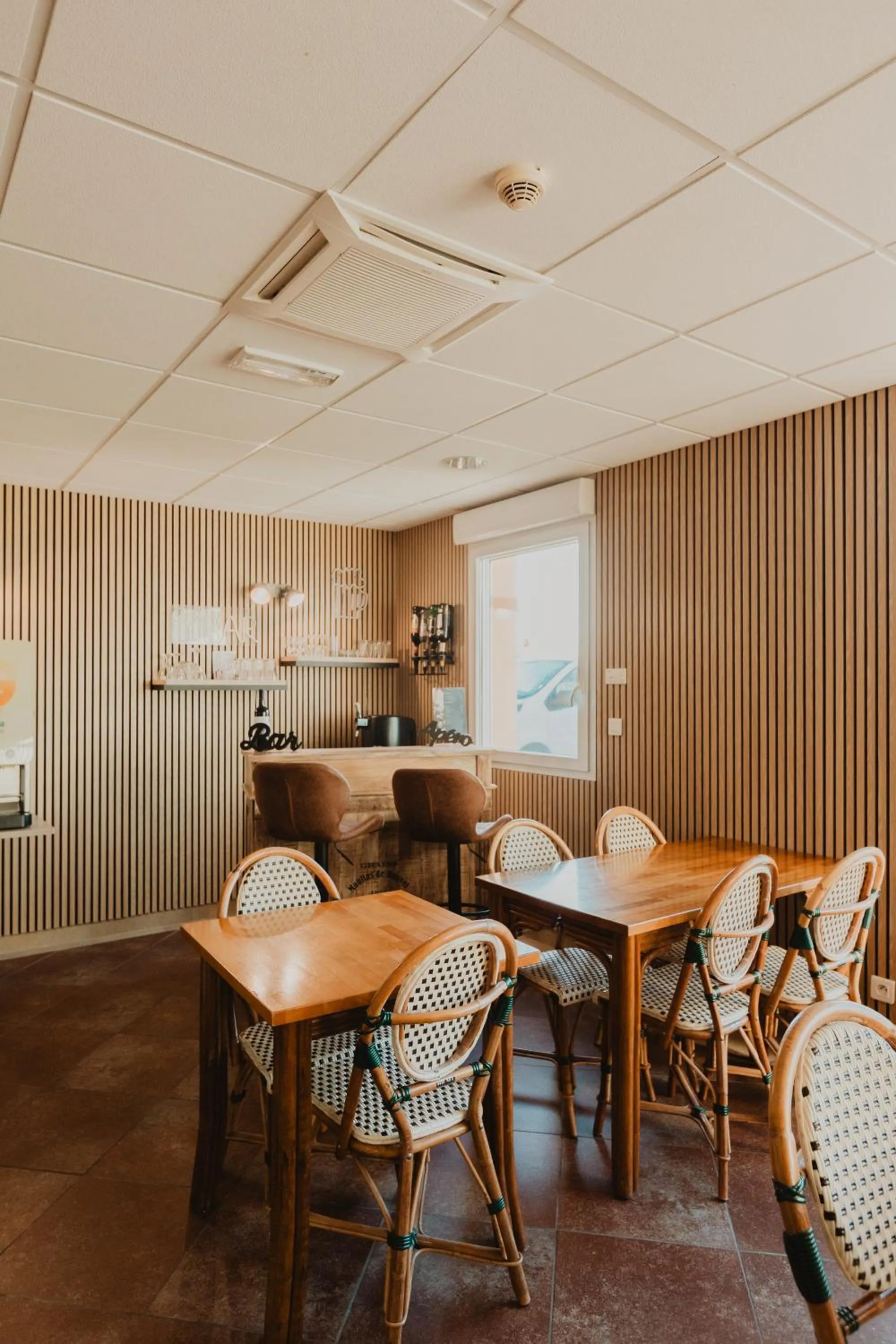 Lounge or bar in Hôtel Akena Caudry Cambrai