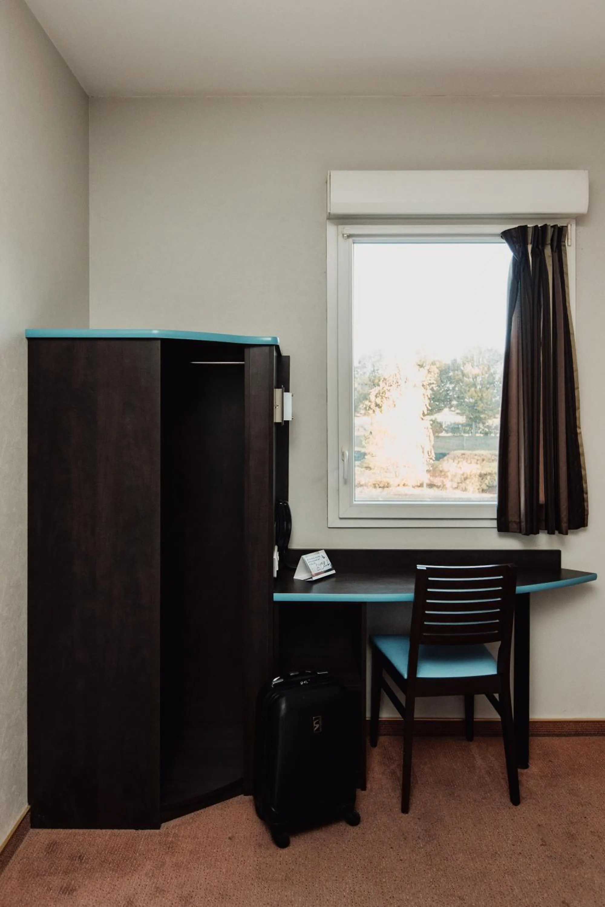wardrobe in Hôtel Akena Caudry Cambrai