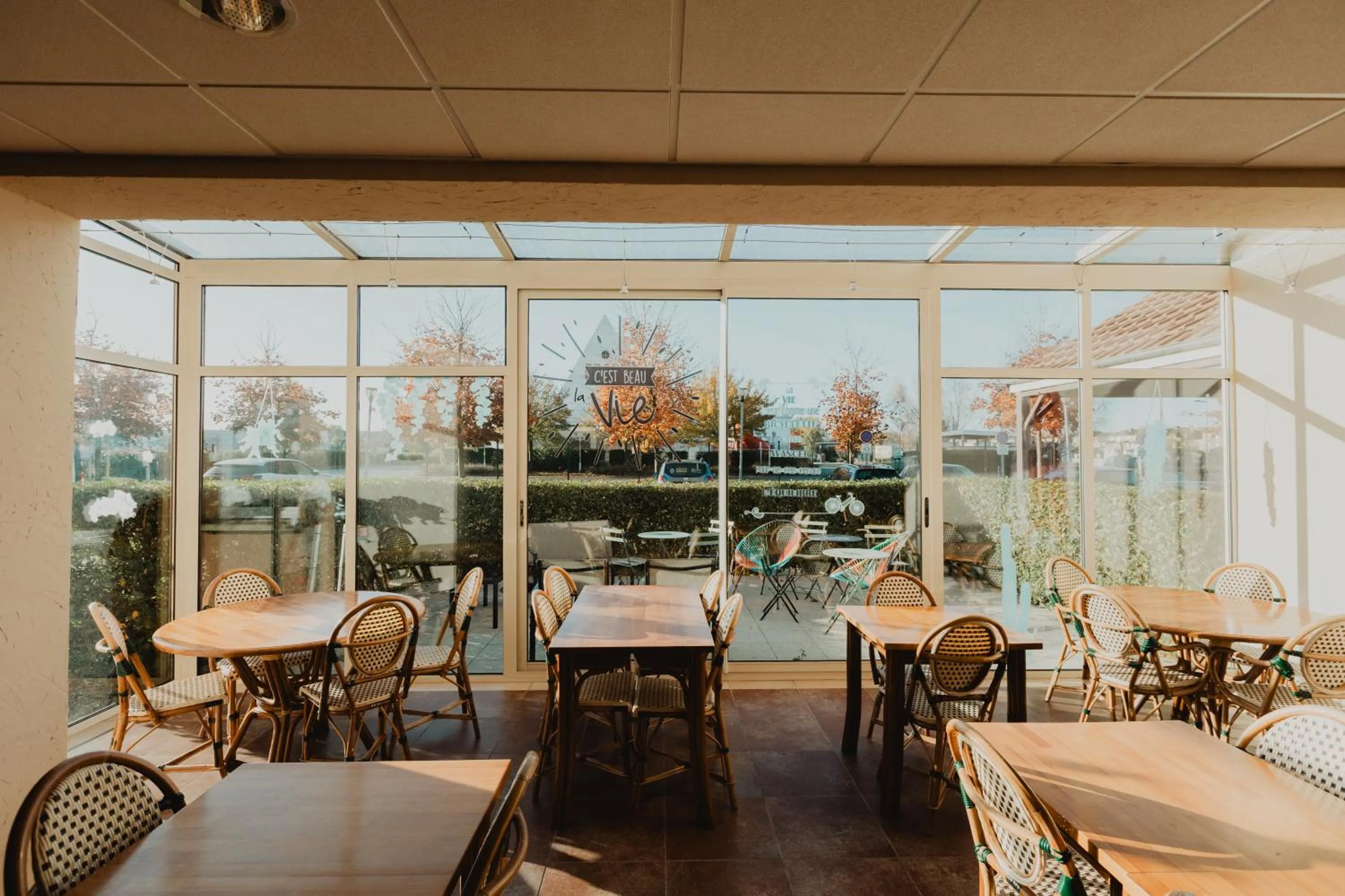 Patio in Hôtel Akena Caudry Cambrai