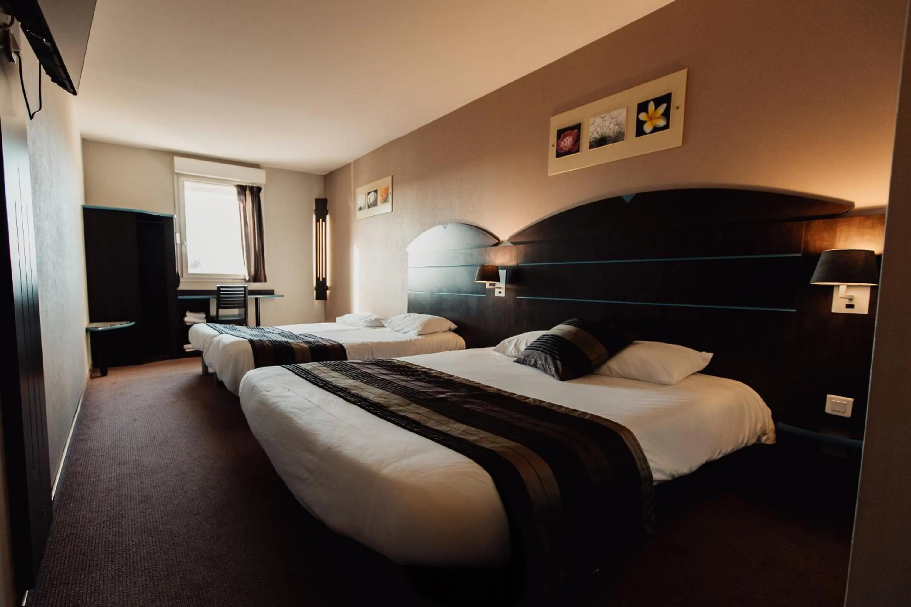 Photo of the whole room, Bed in Hôtel Akena Caudry Cambrai