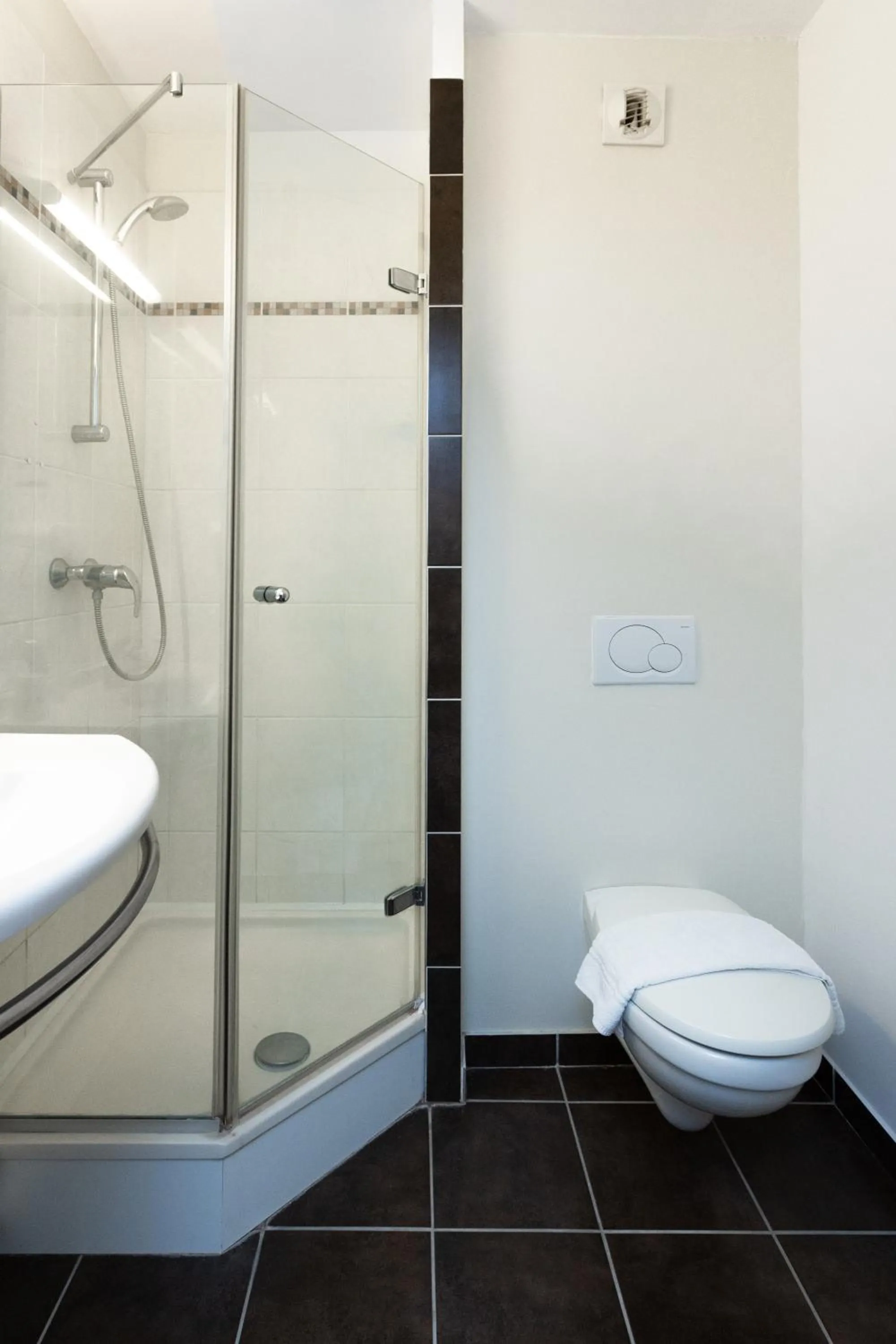 Shower in Hôtel Akena Caudry Cambrai