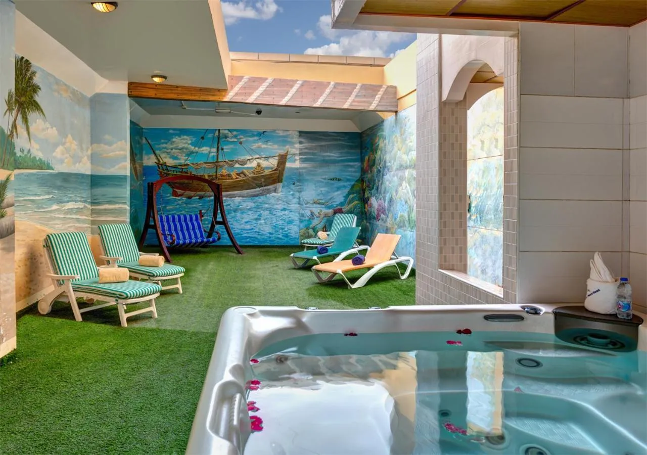 Swimming pool in Sharjah Palace Hotel