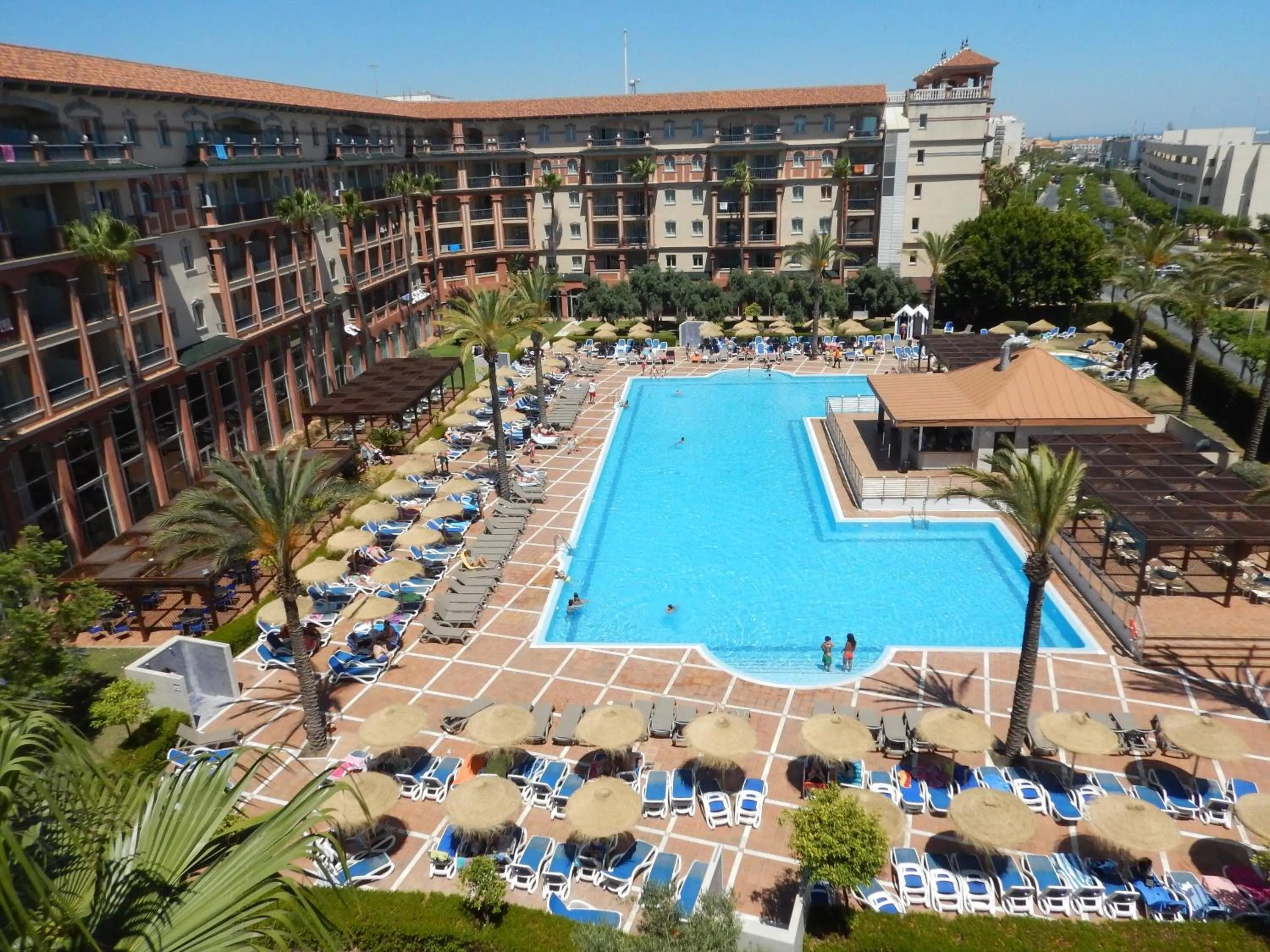 Swimming pool in Ohtels Islantilla