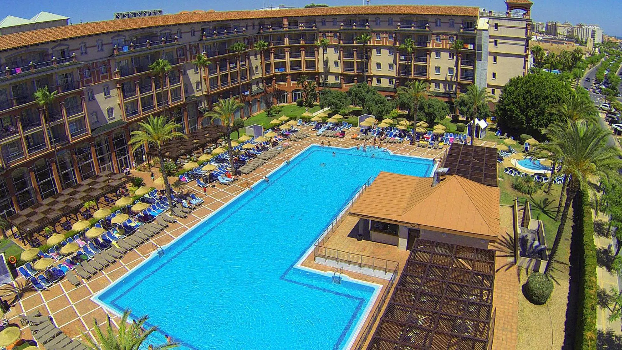 Swimming pool in Ohtels Islantilla